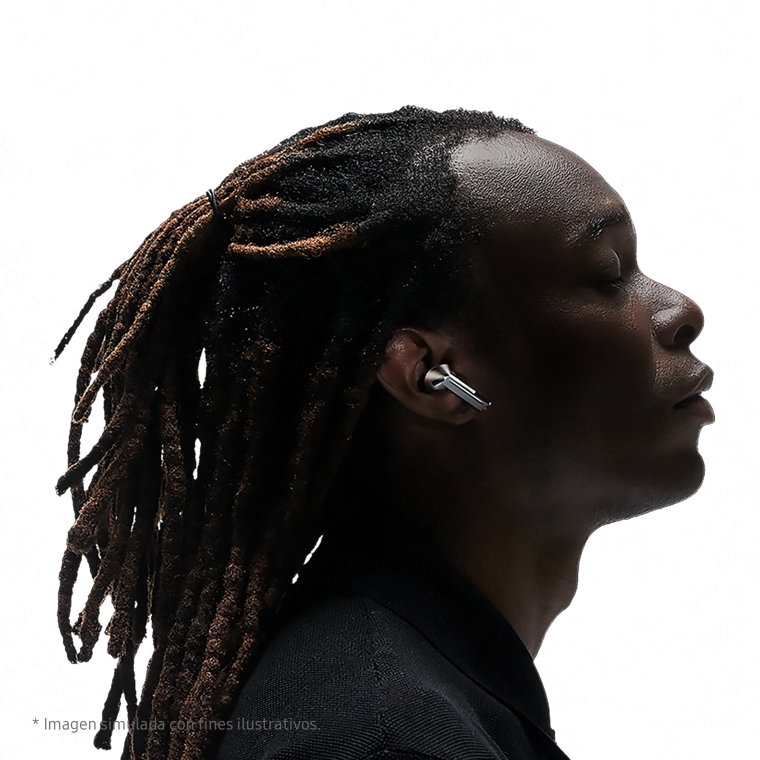 Un hombre con rastas usando un auricular. Toma de perfil contra un fondo blanco.