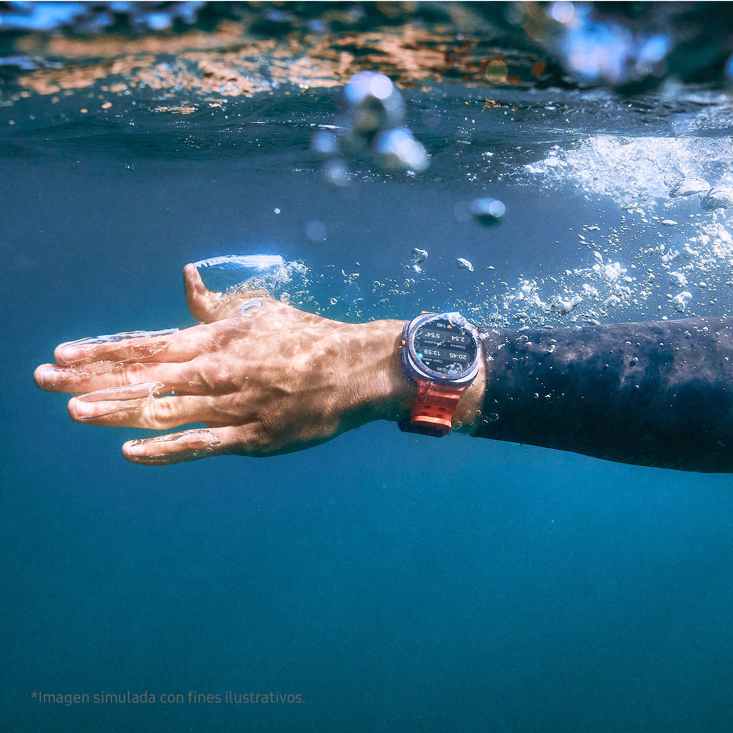 Mano con reloj sumergida en agua. Burbujas rodean la mano. El reloj muestra la hora.