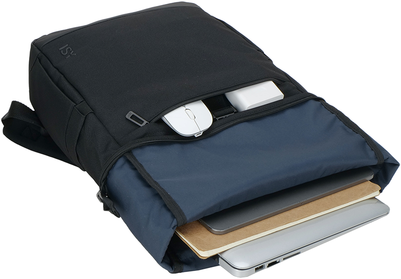 Fekete hátizsák nyitva, fehér egérrel, töltővel, laptop-pal és jegyzettömbbel.