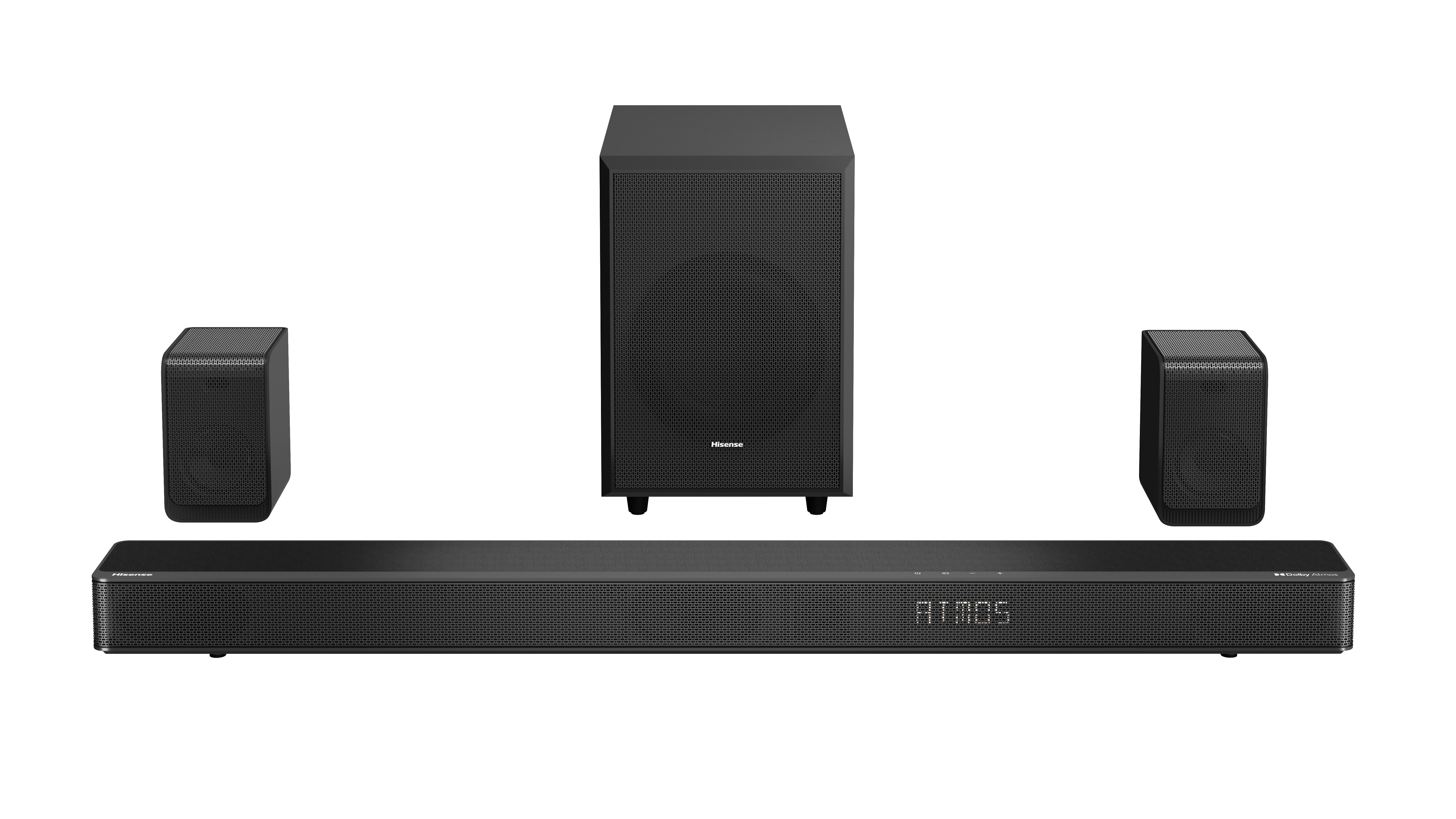 Eine schwarze Hisense Soundbar mit vier Lautsprechern, zwei klein und zwei groß, vor weißem Hintergrund.