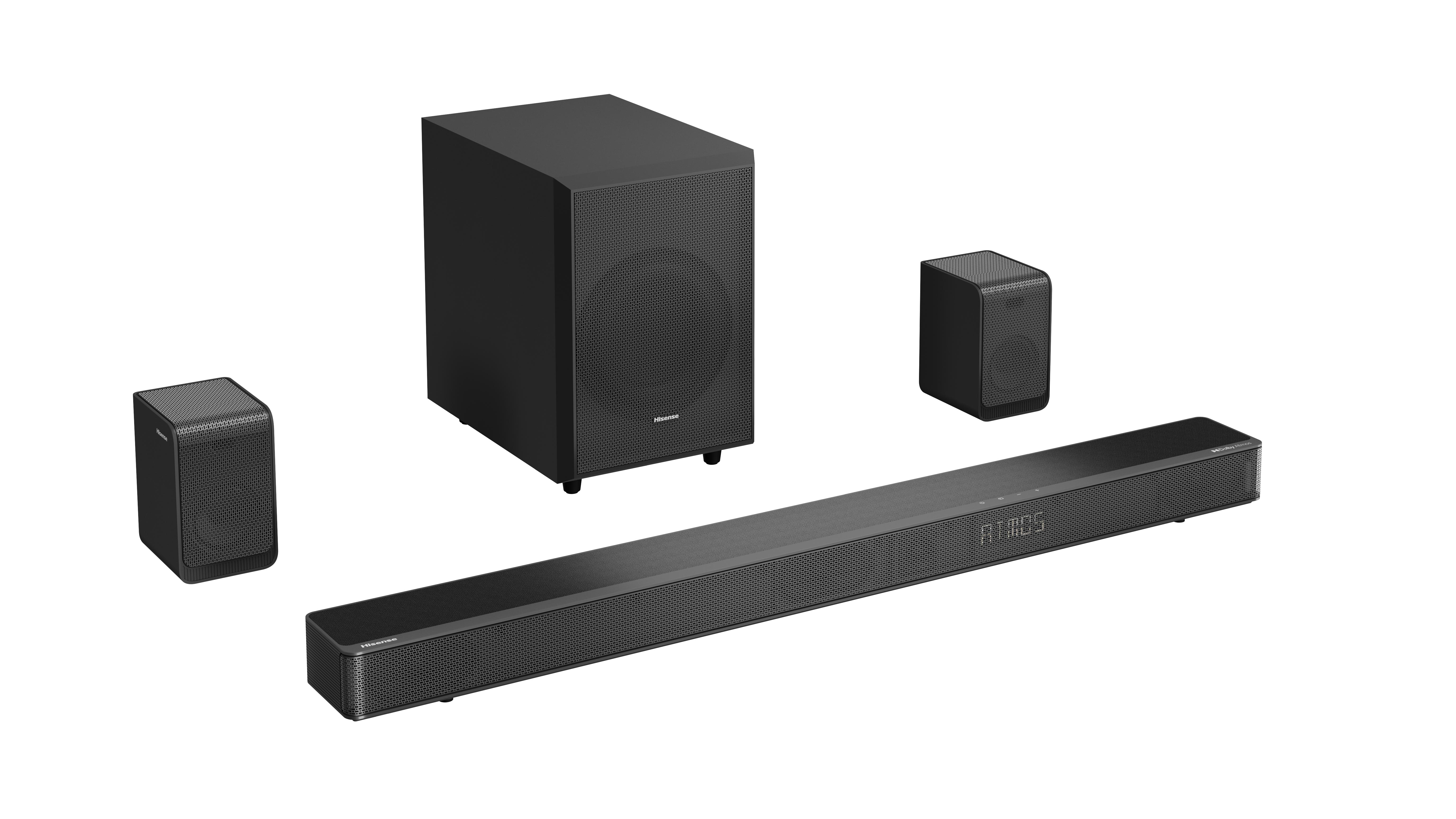 Schwarze Hisense Soundbar, Subwoofer und zwei Satellitenlautsprecher auf weißem Hintergrund.
