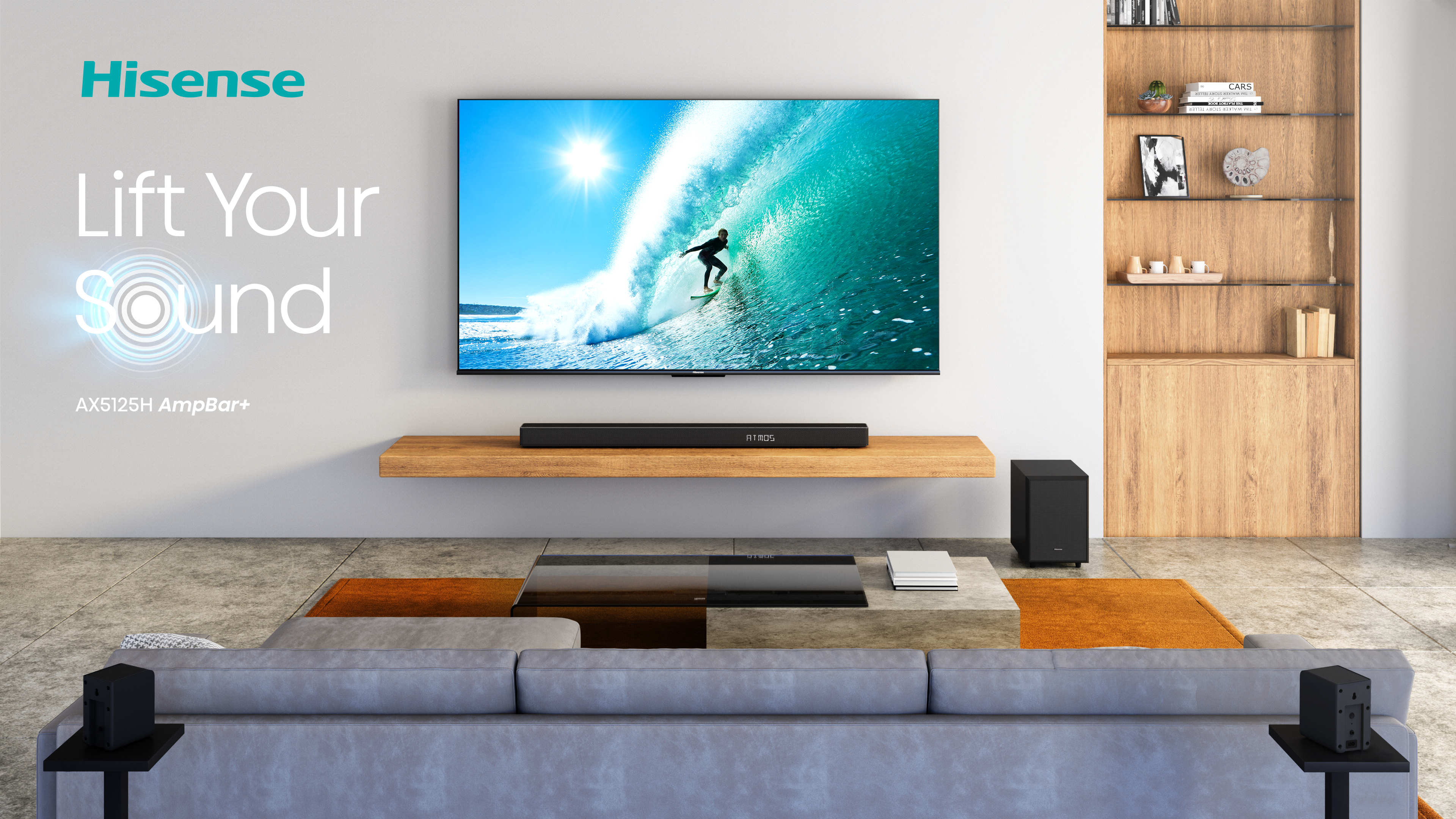 Wohnzimmer mit TV über Soundbar. Mann surft auf dem Bildschirm. Lautsprecher, Sofa und Couchtisch.