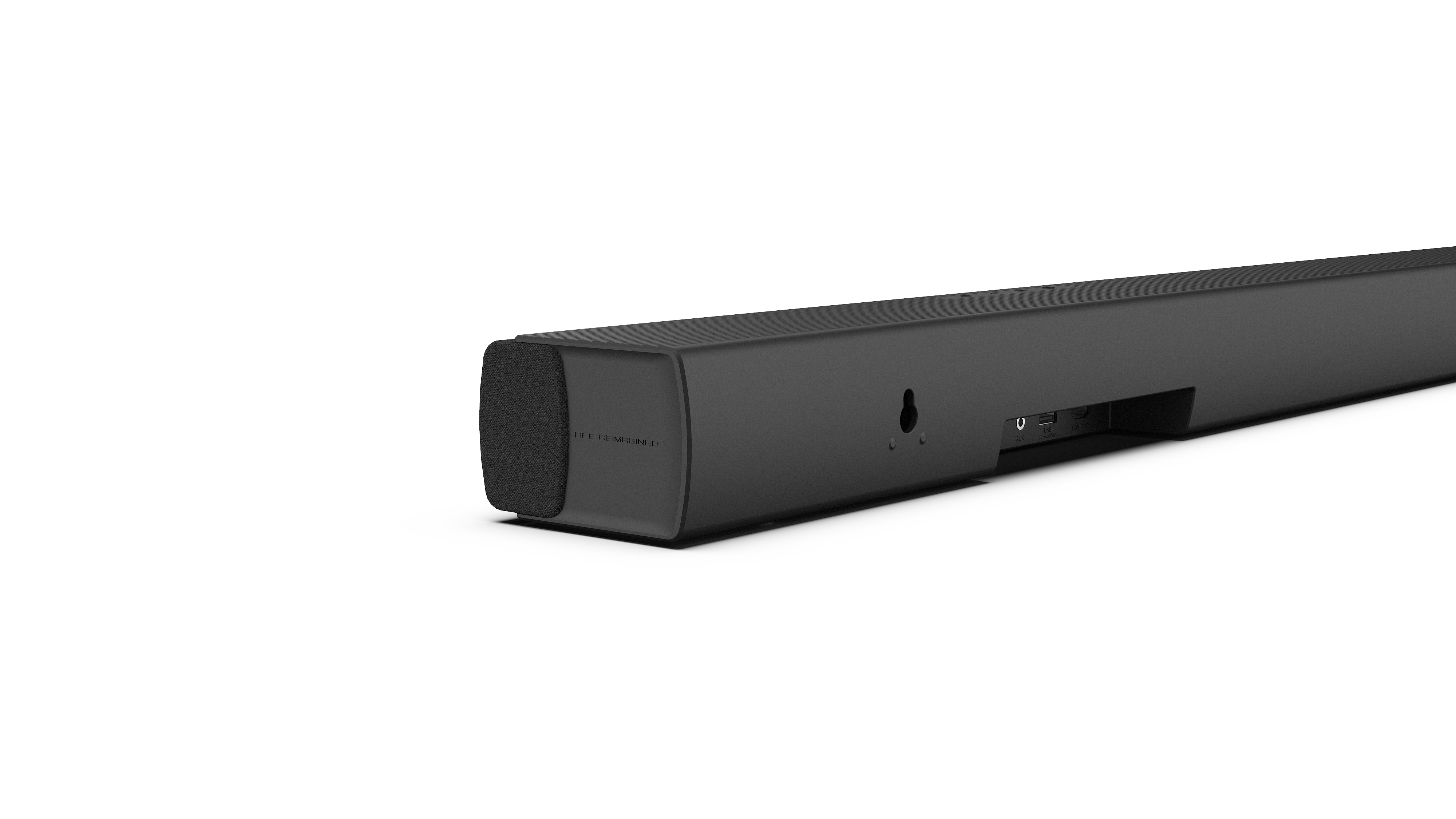 Eine schwarze Soundbar mit sichtbaren Anschlüssen, vor weißem Hintergrund platziert.