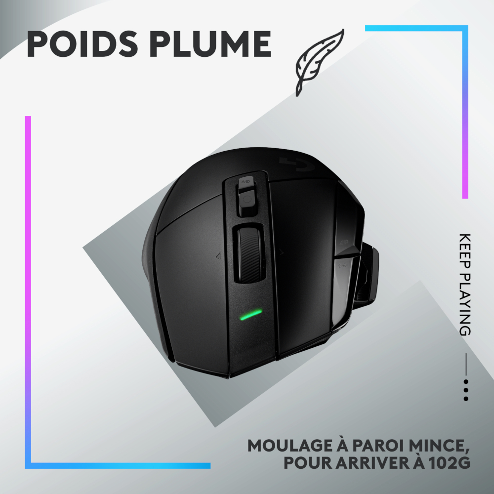 Une souris de jeu noire avec une icône de plume, une lumière verte et du texte. Fond bleu et violet.