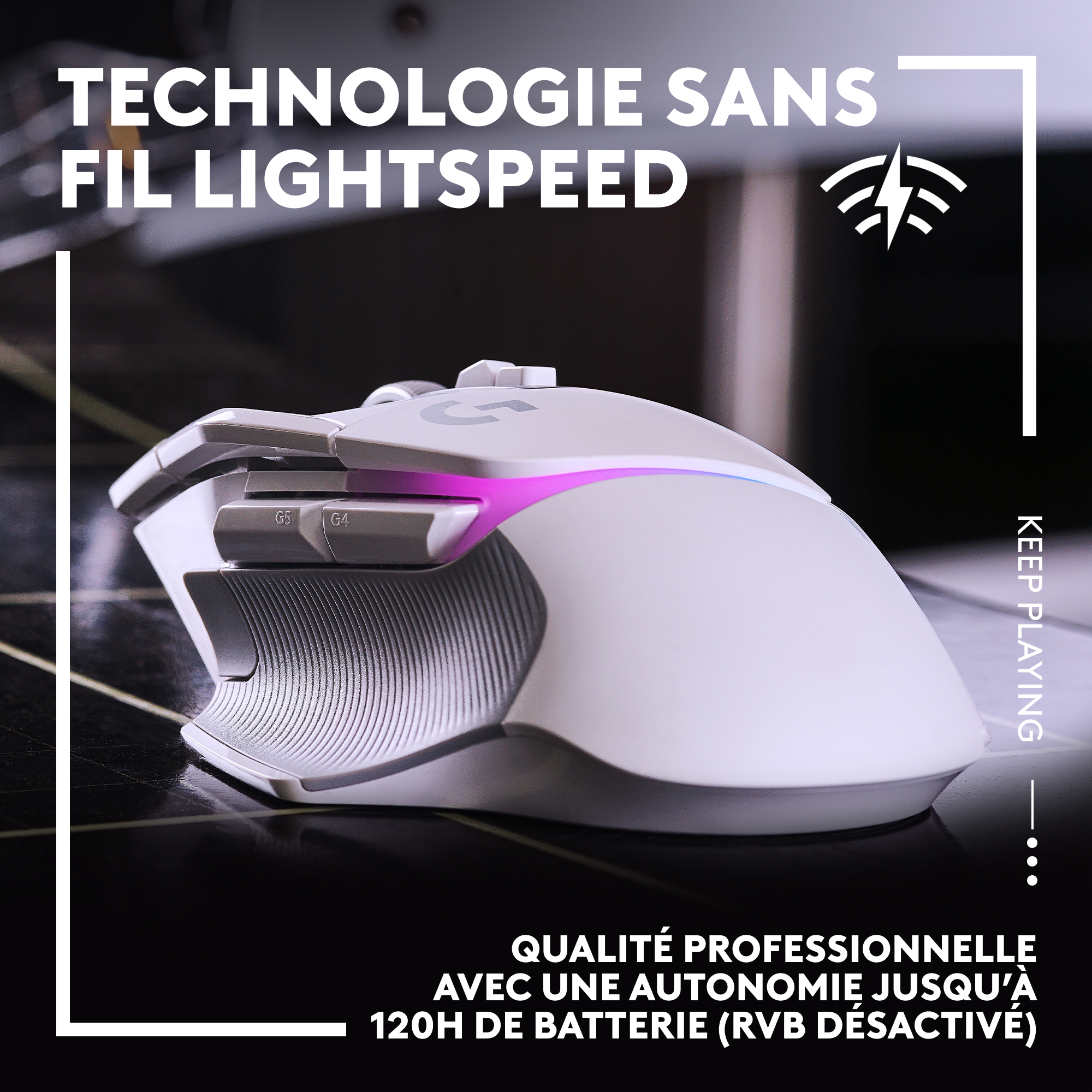 Une souris de jeu blanche avec des boutons latéraux, éclairée en rose et violet. La souris est sur une surface sombre.