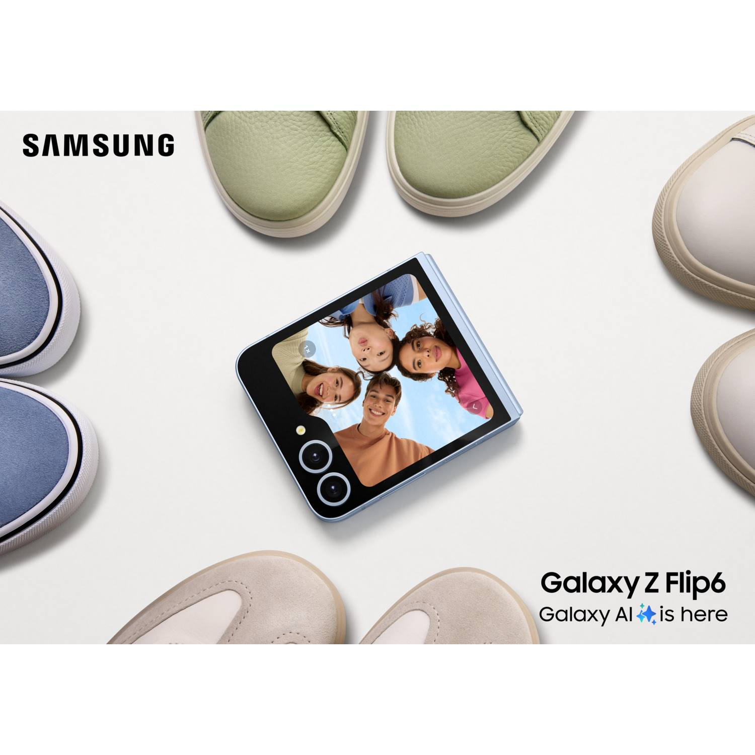 Un téléphone plié avec les visages d'un groupe de personnes sur l'écran, entouré de chaussures.