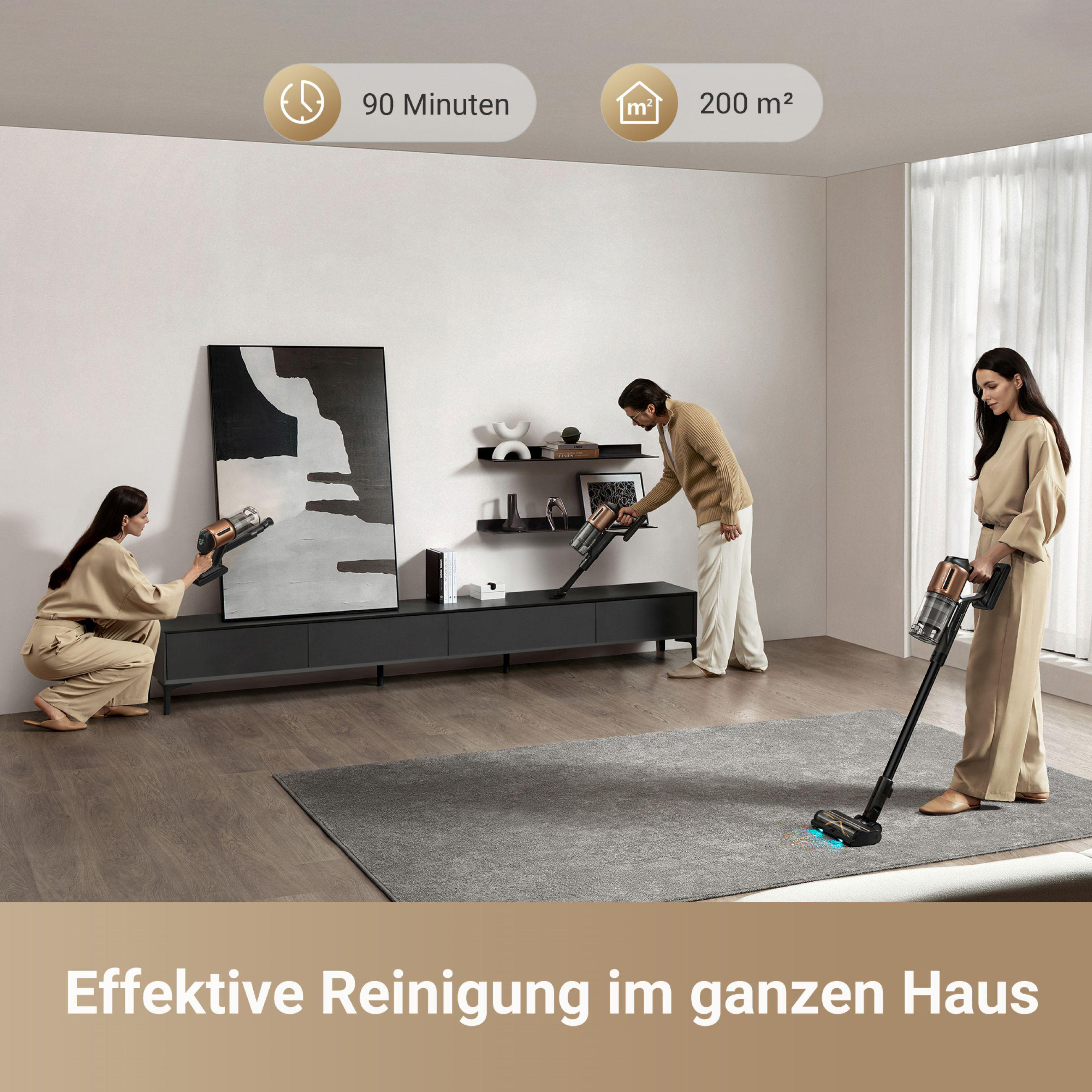 Personen saugen einen Raum. Einer kniet mit Staubsauger, zwei saugen, Text über Reinigung.