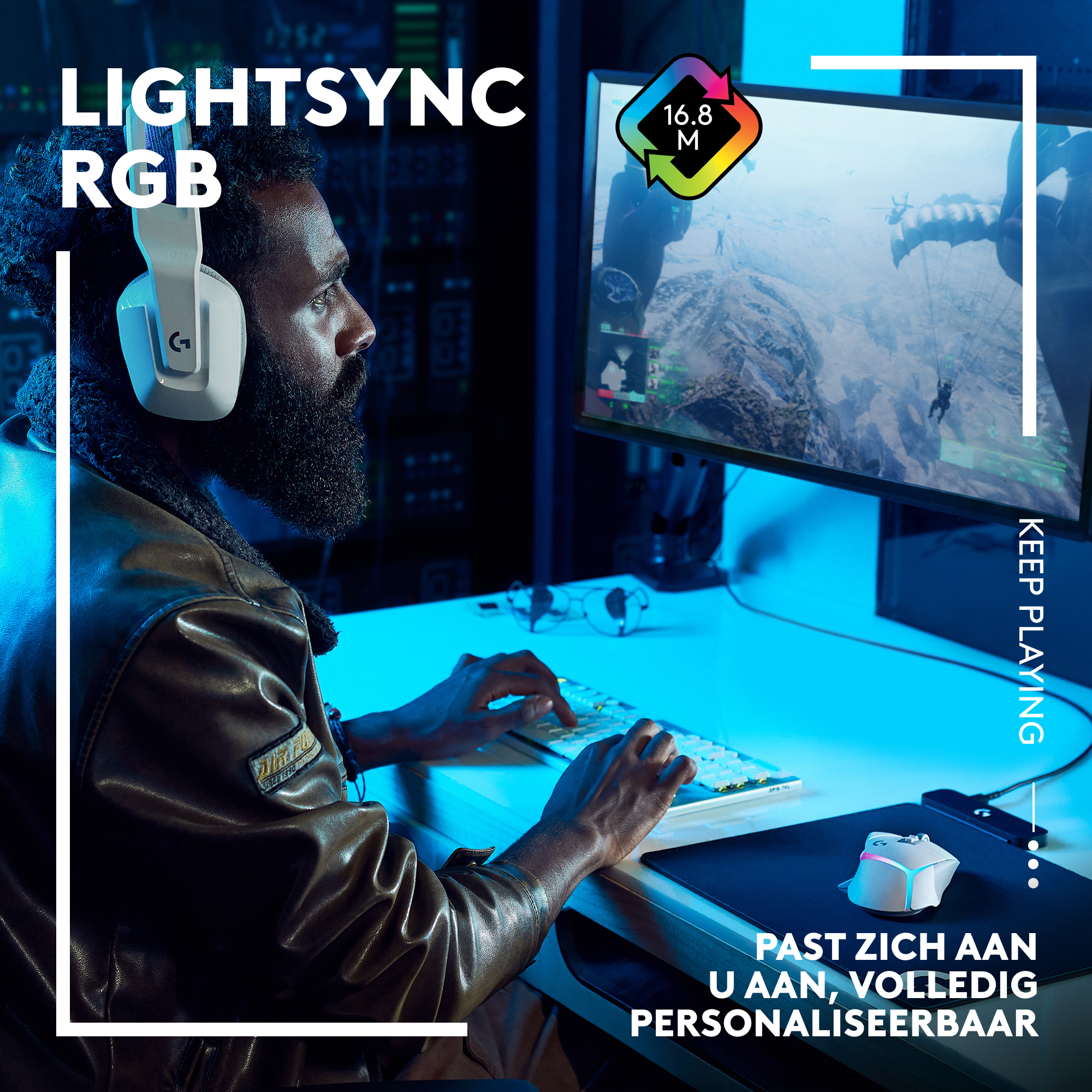 Een man met een koptelefoon speelt een spel. Het scherm toont het spel. Tekst: LIGHTSYNC RGB.