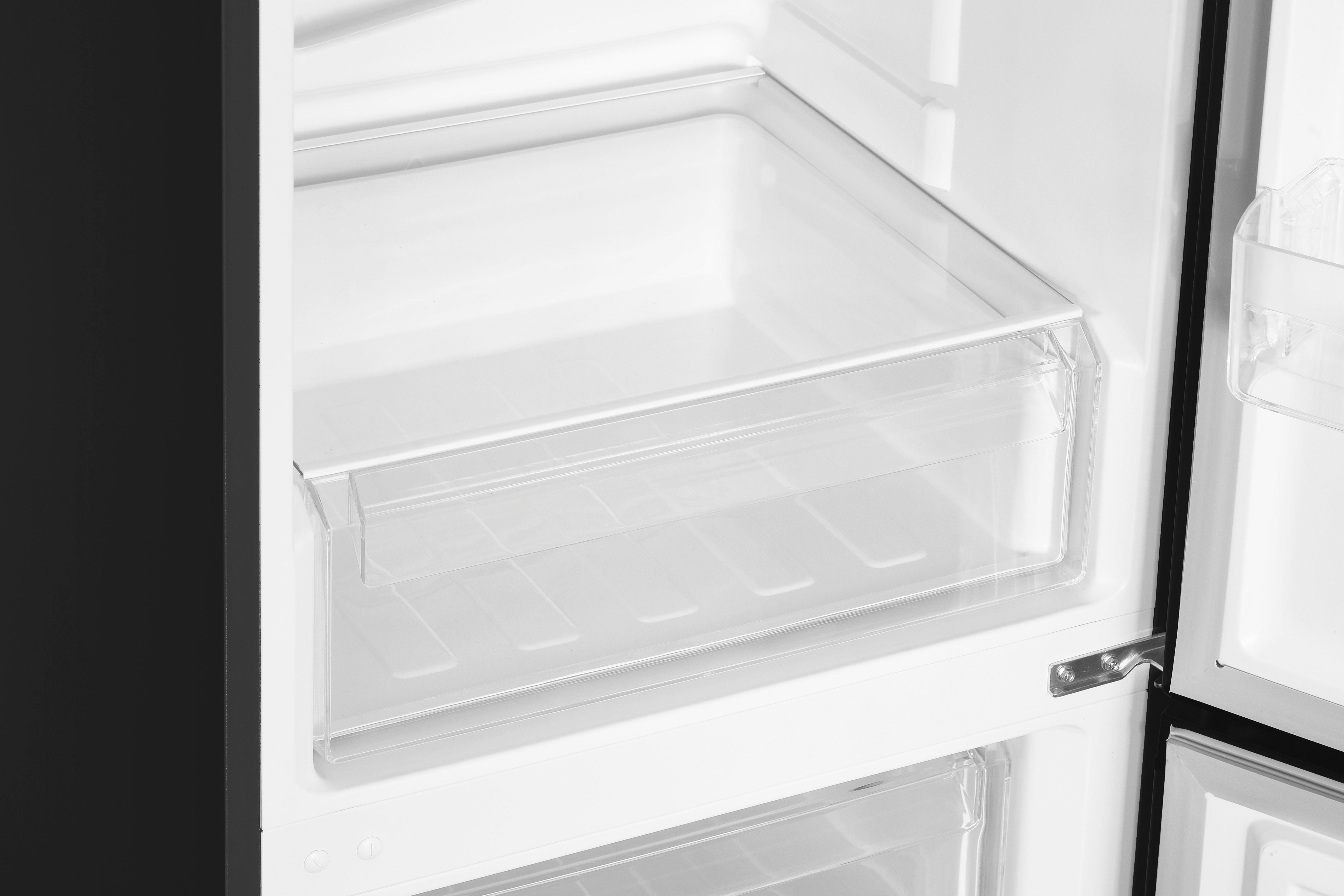 Eine transparente Gefrierschublade in einem schwarzen Kühlschrank. Die Schublade ist leer.