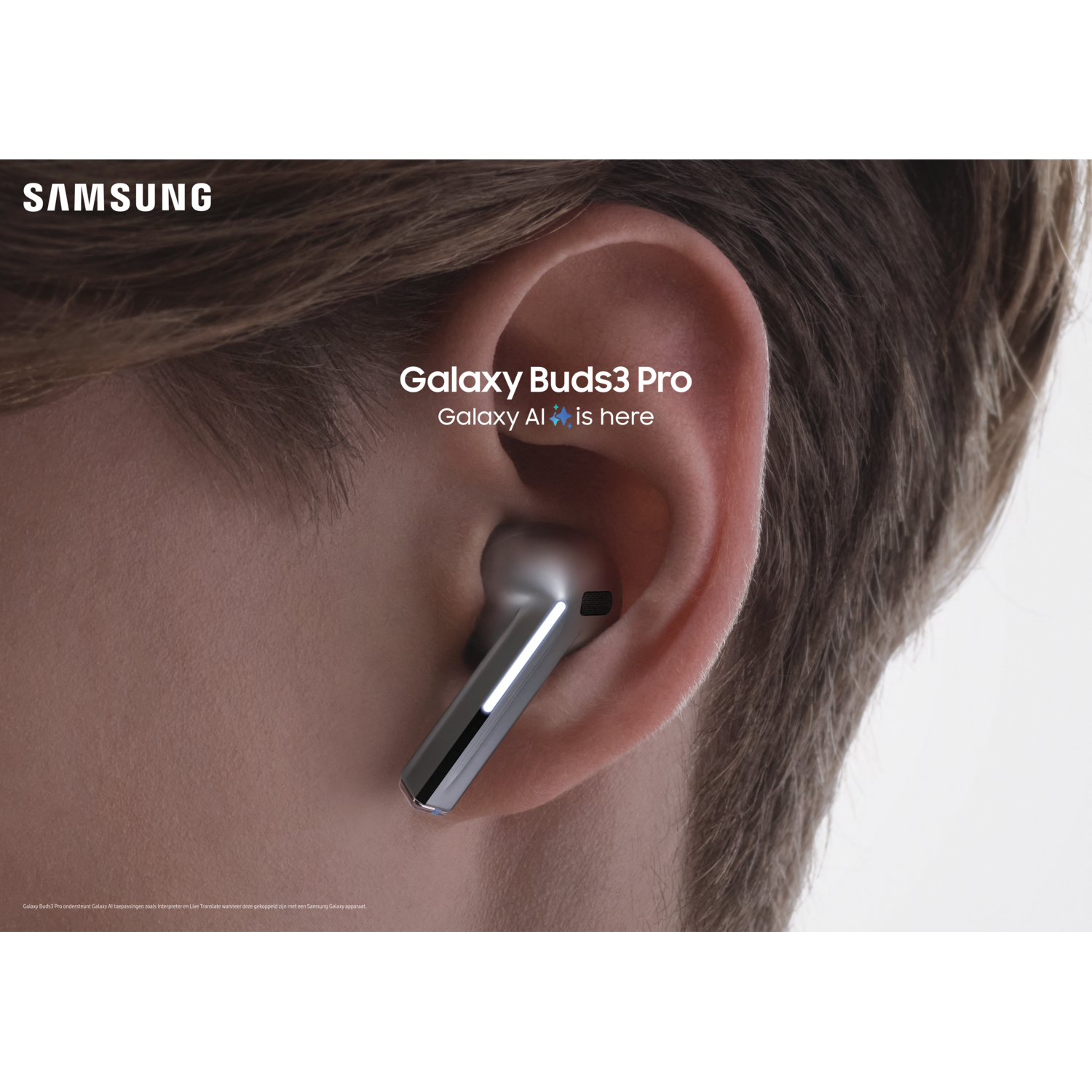 Een persoon die een zilveren Galaxy Buds3 Pro in hun oor draagt.