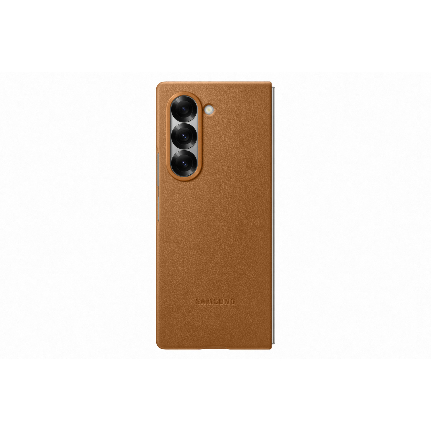 Bruine leren telefoonhoes, gesloten, met drievoudige camera. Witte achtergrond.