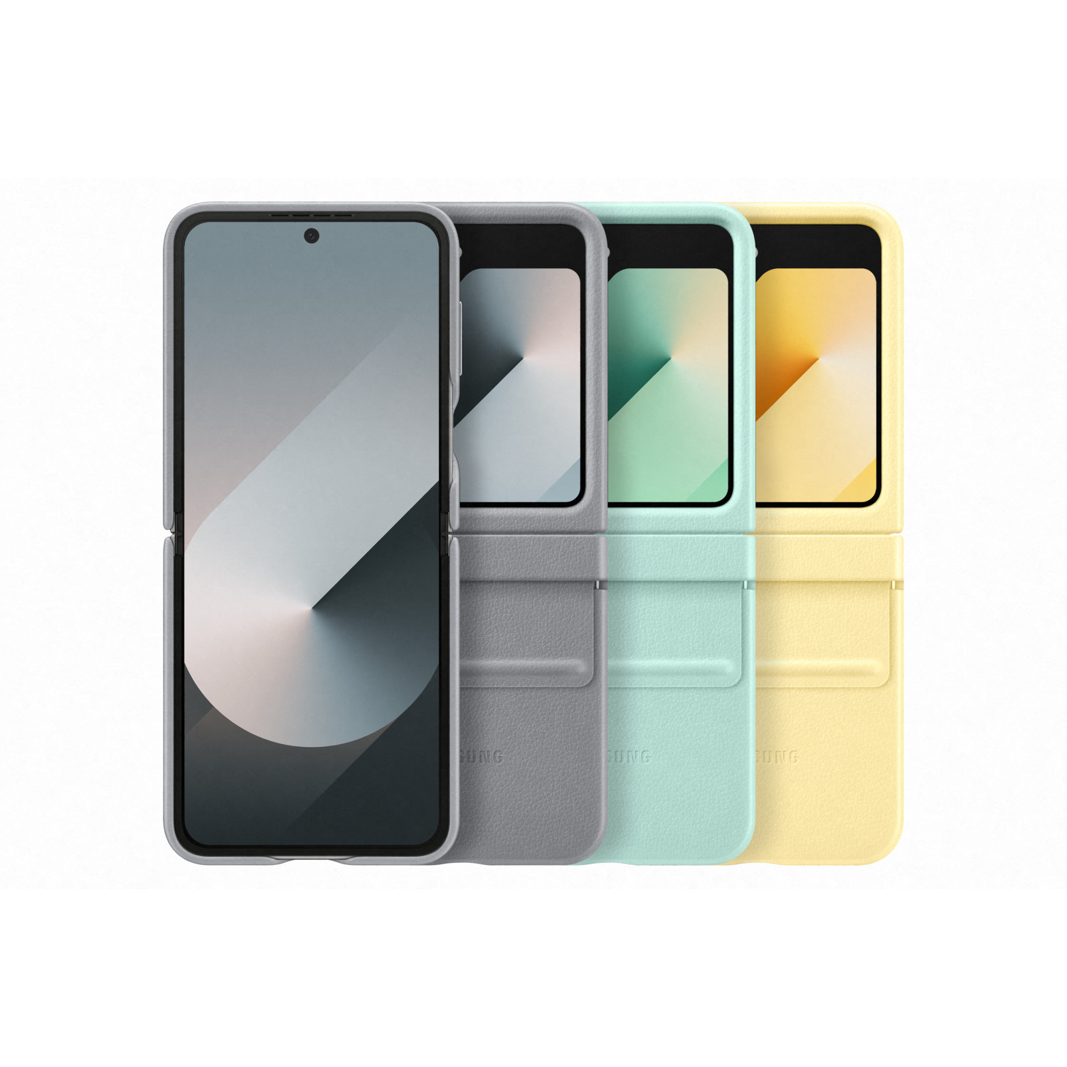 Trois téléphones pliables de différentes couleurs, chacun avec un étui, sur fond blanc.