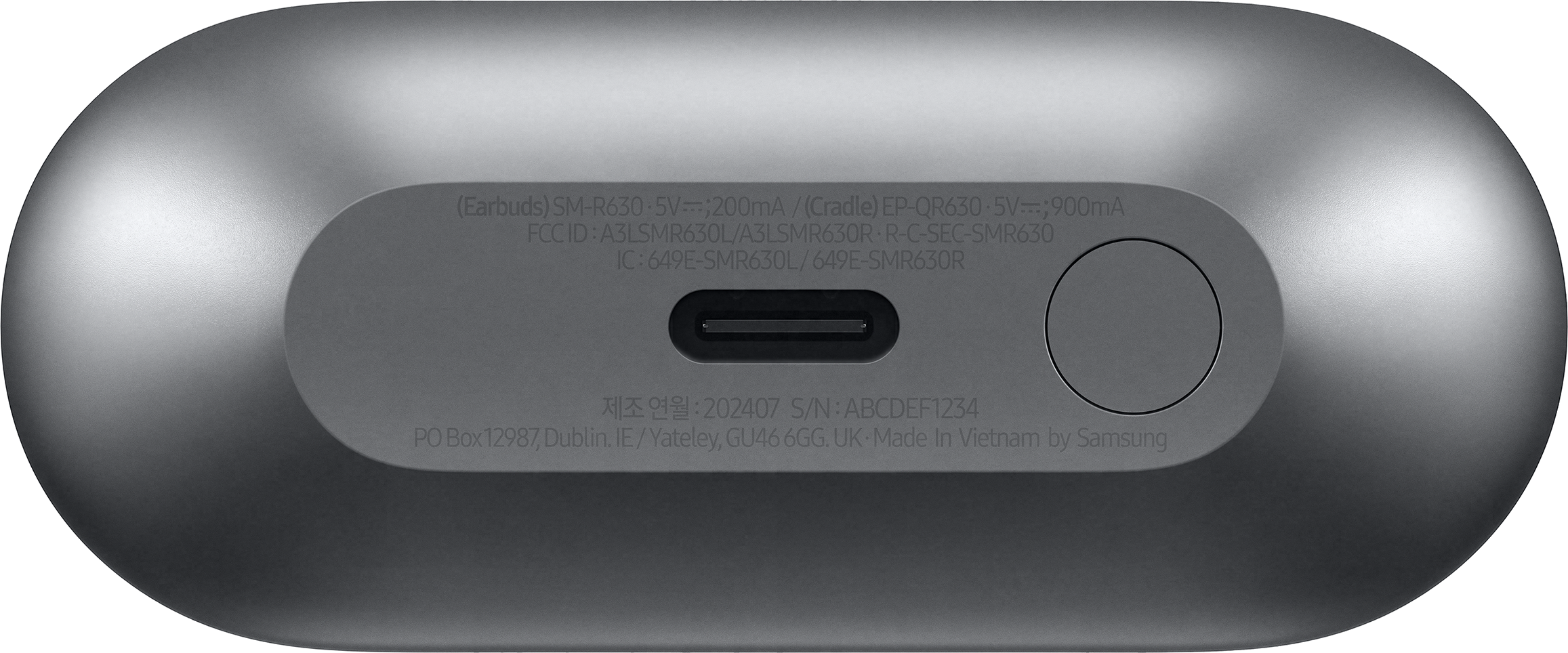 Vista inferiore di una custodia di ricarica grigia con testo e una porta USB-C. Lo sfondo è bianco.
