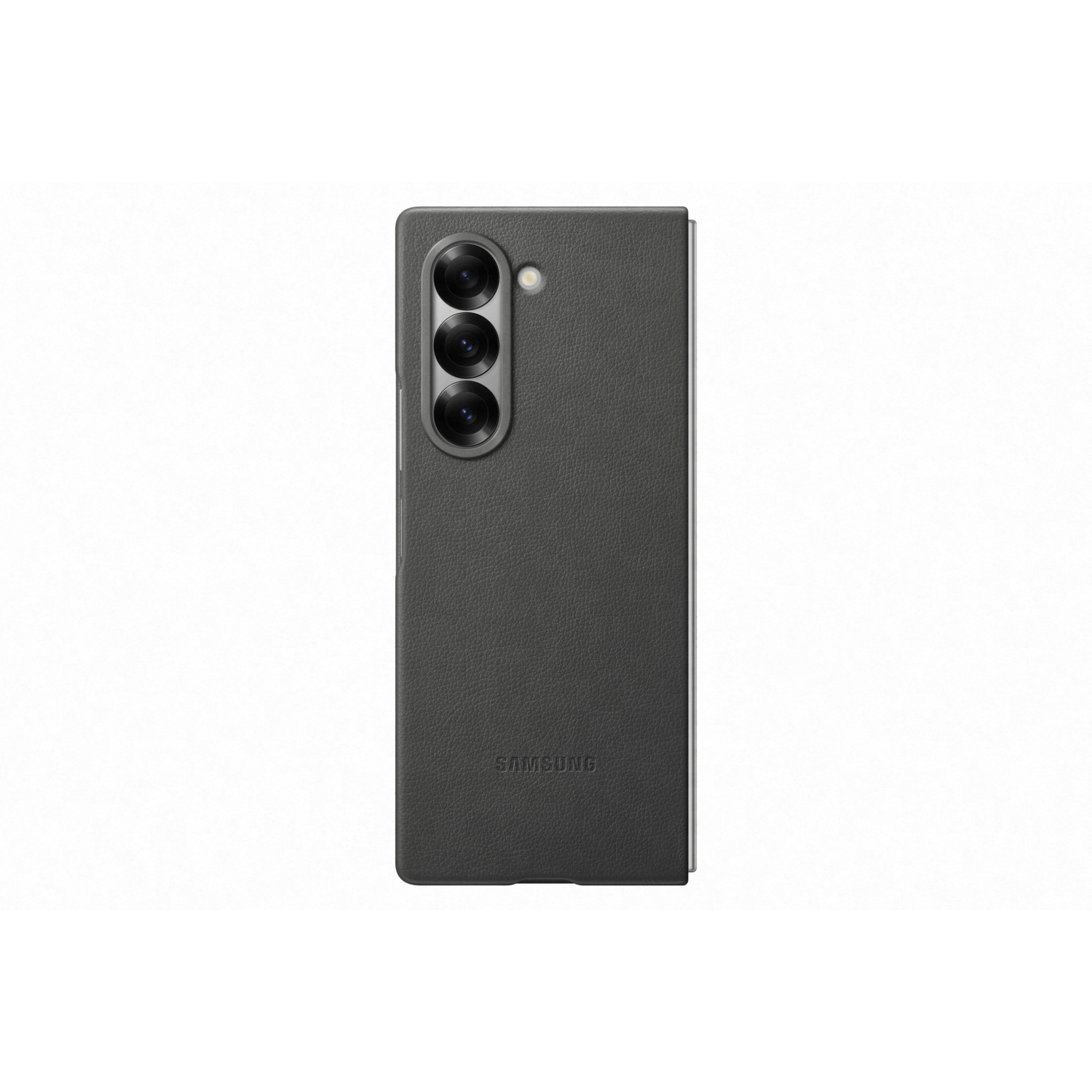 Opvouwbare telefoon in een donkergrijze leren hoes met drie camera's, op een witte achtergrond.