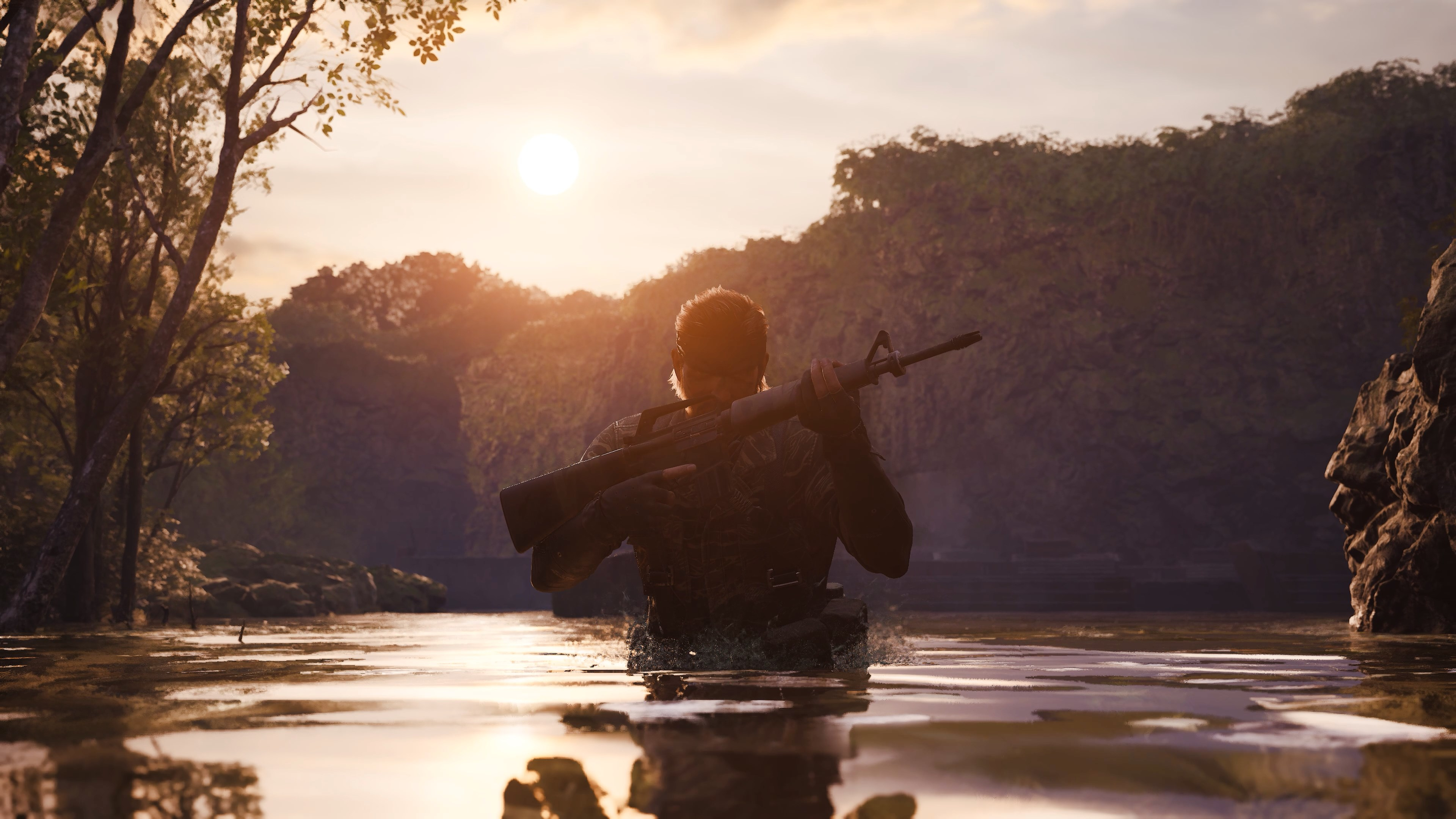 Soldat dans l'eau, tenant un fusil. La lumière du soleil traverse les arbres, illuminant la scène. Feuillage vert luxuriant en arrière-plan.