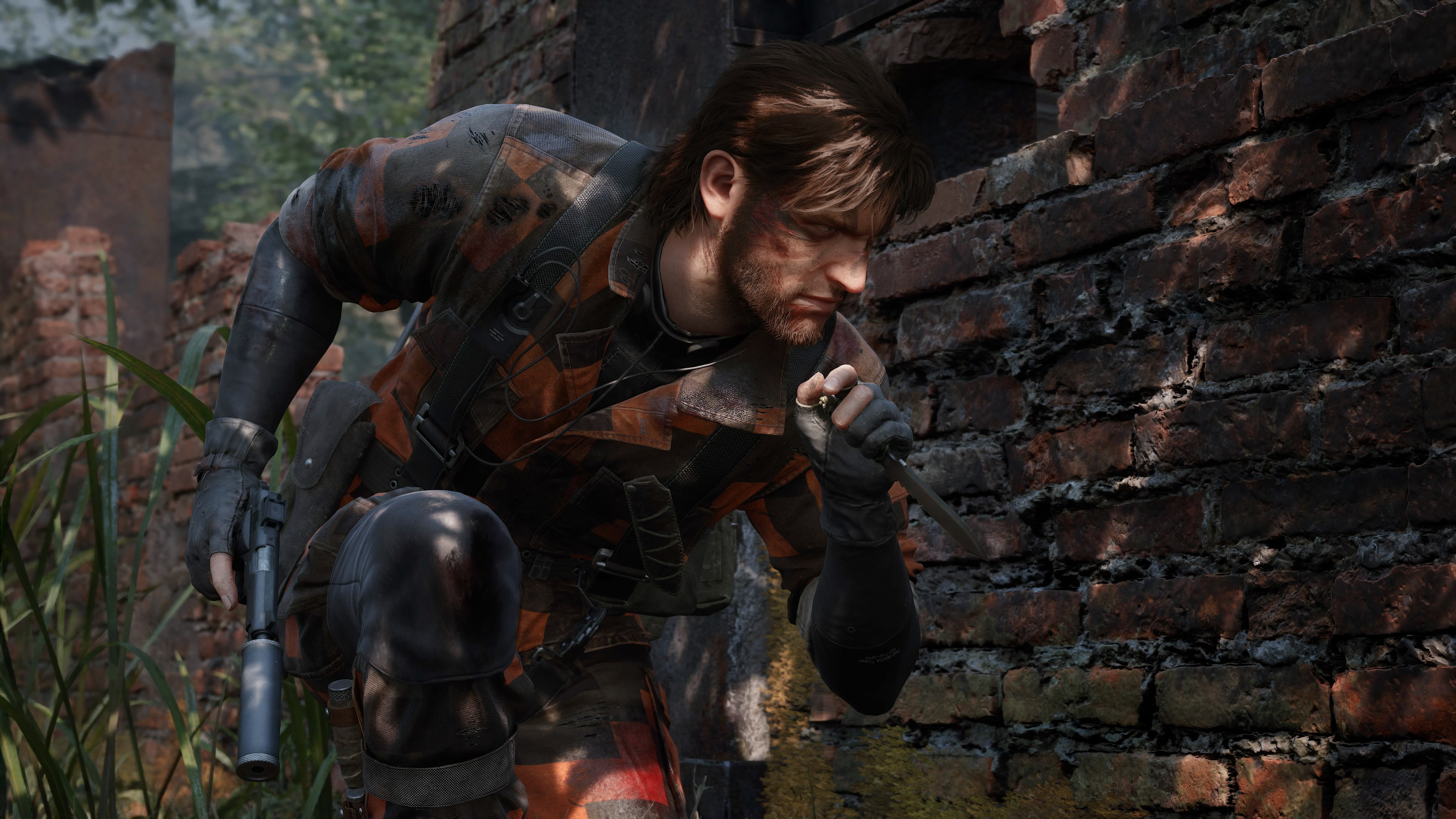 Un homme en camouflage orange s'agenouille près d'un mur de briques, tenant un couteau. Il se trouve dans un cadre forestier avec un pistolet à la hanche.