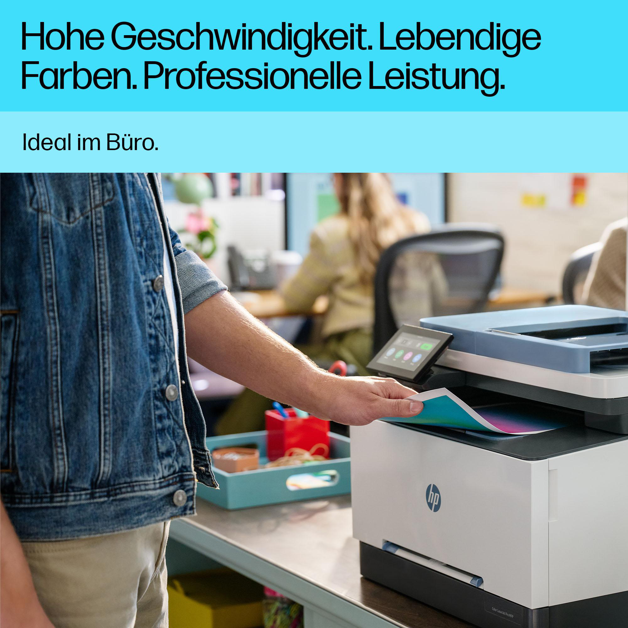 Person in Jeansjacke benutzt Farbdrucker im Büro, mit Text.
