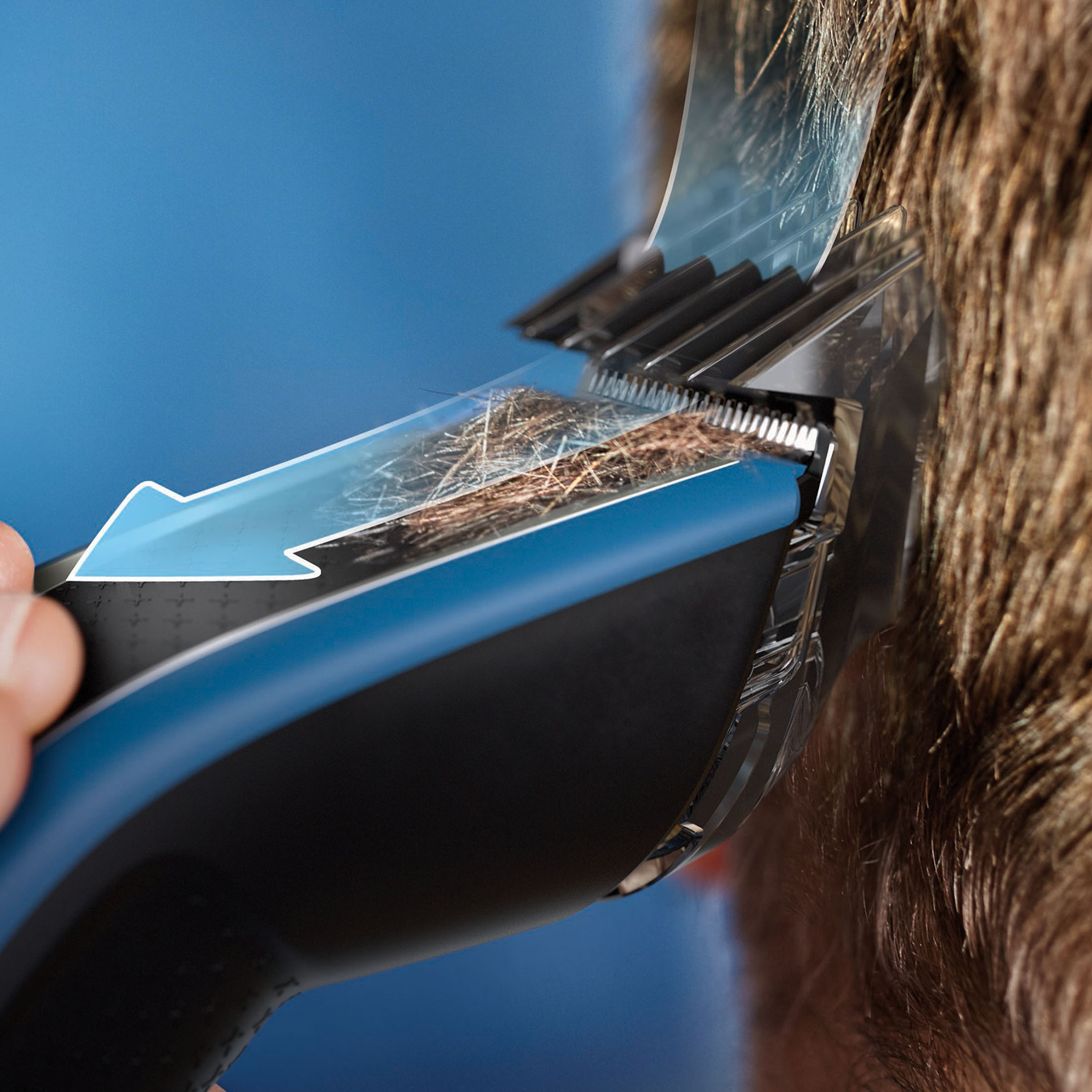 Osoba goląca głowę niebiesko-czarną maszynką do włosów, ujęcie z bliska.