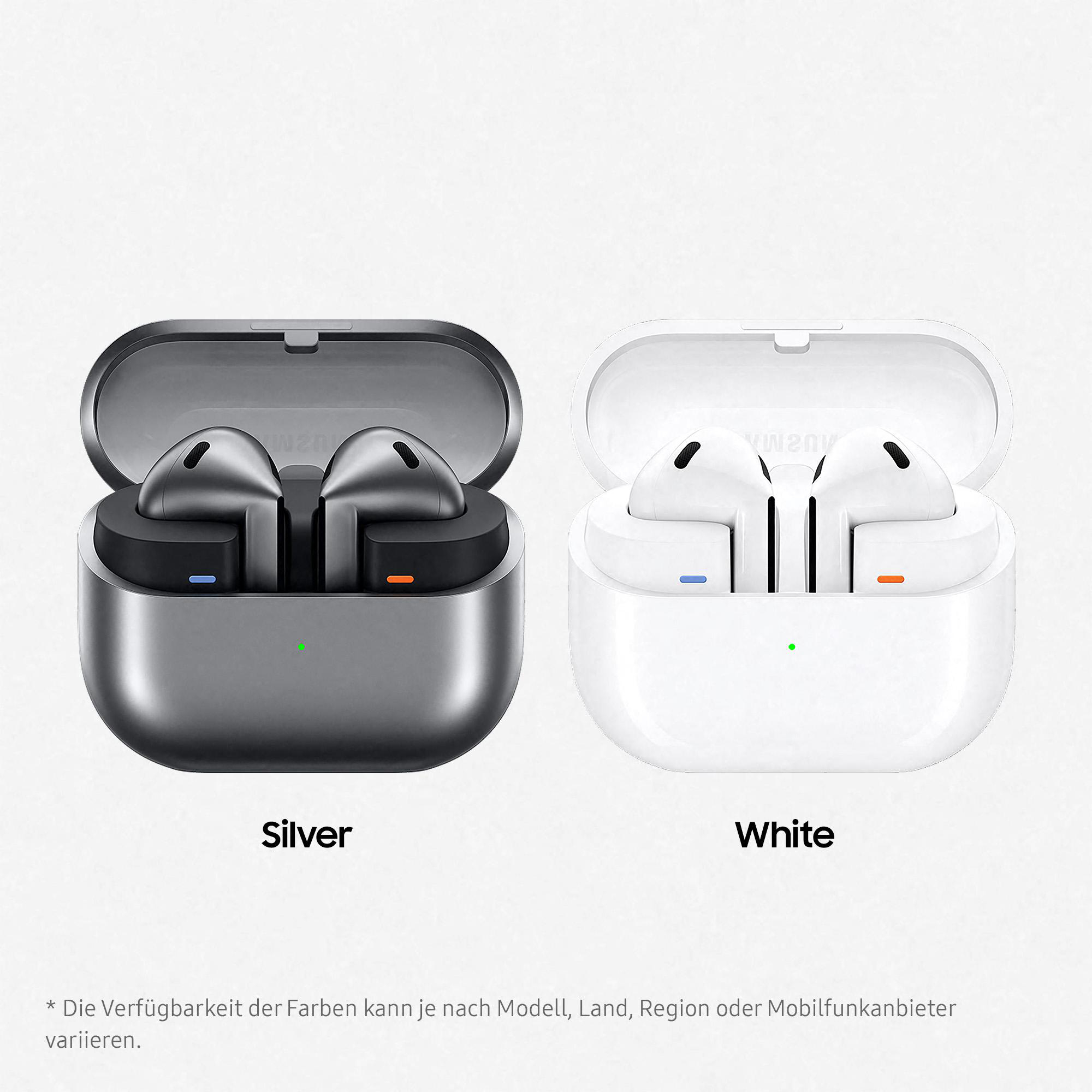 Zwei kabellose Ohrhörer in silbernen und weißen Hüllen, mit Textbeschriftungen.