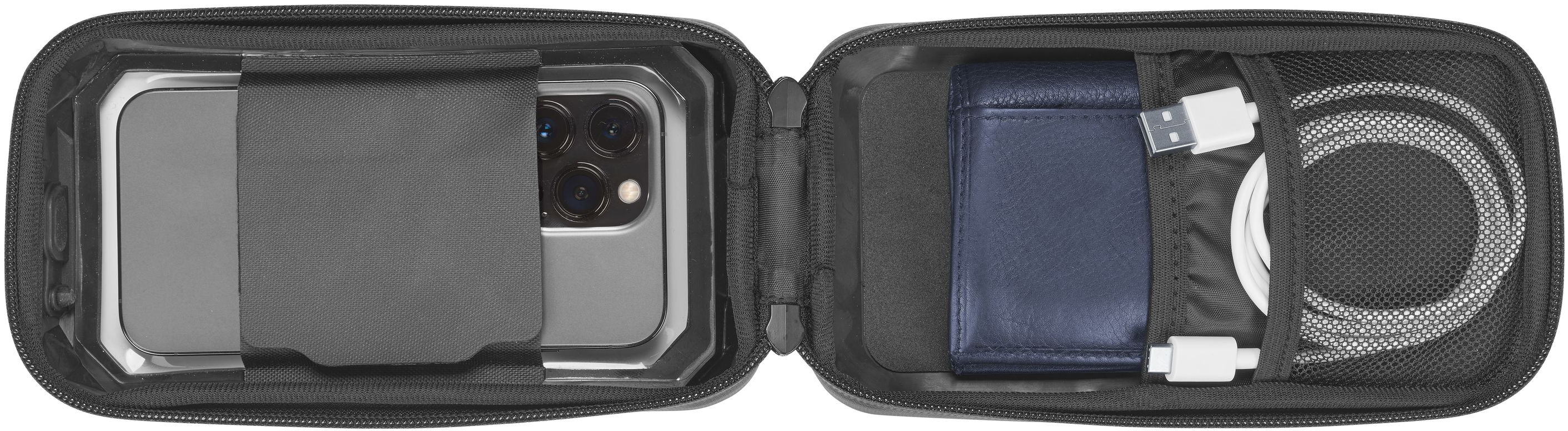 Una custodia nera aperta contenente un telefono, un portafoglio, un cavo USB e altri accessori.