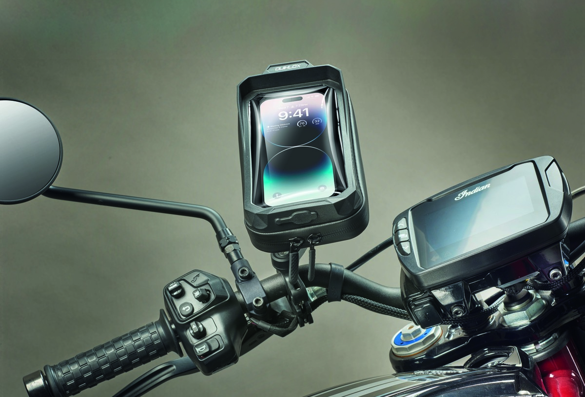 Manubrio moto con supporto telefono che mostra l'ora 9:41.