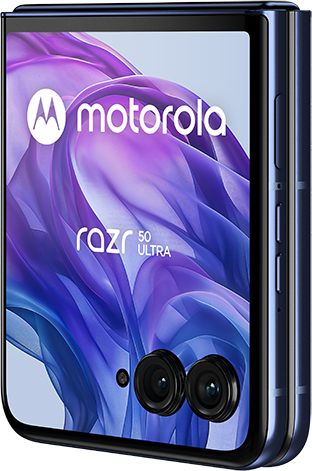 Összehajtott Motorola Razr 50 Ultra telefon, kék és lila színvilág, dupla kamerák láthatók.