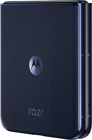 Egy sötétkék Motorola Razr telefon részben nyitva van, látható a Motorola logó.