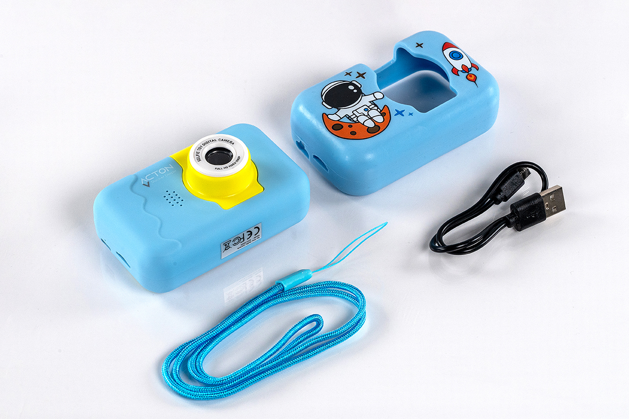 Mavi oyuncak kamera ve kılıf, USB kablosu ve beyaz yüzeyde mavi bir kayış.