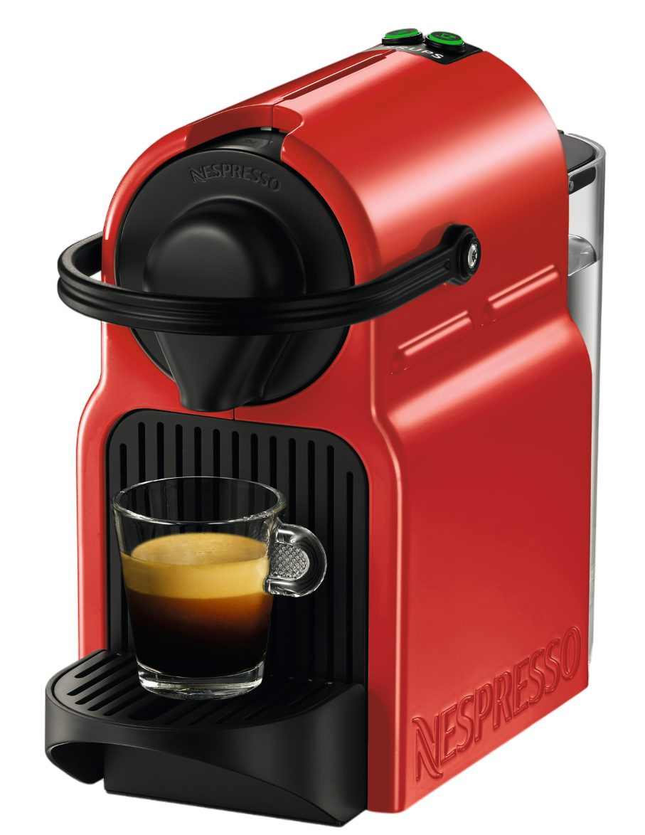 Eine rote Nespresso-Kaffeemaschine mit einer Espressotasse auf schwarzem Untergrund.