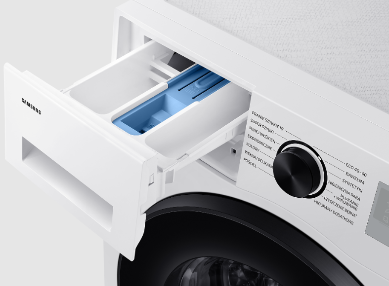 Szuflada pralki otwarta, pokazująca trzy przegródki z niebieskim i białym.