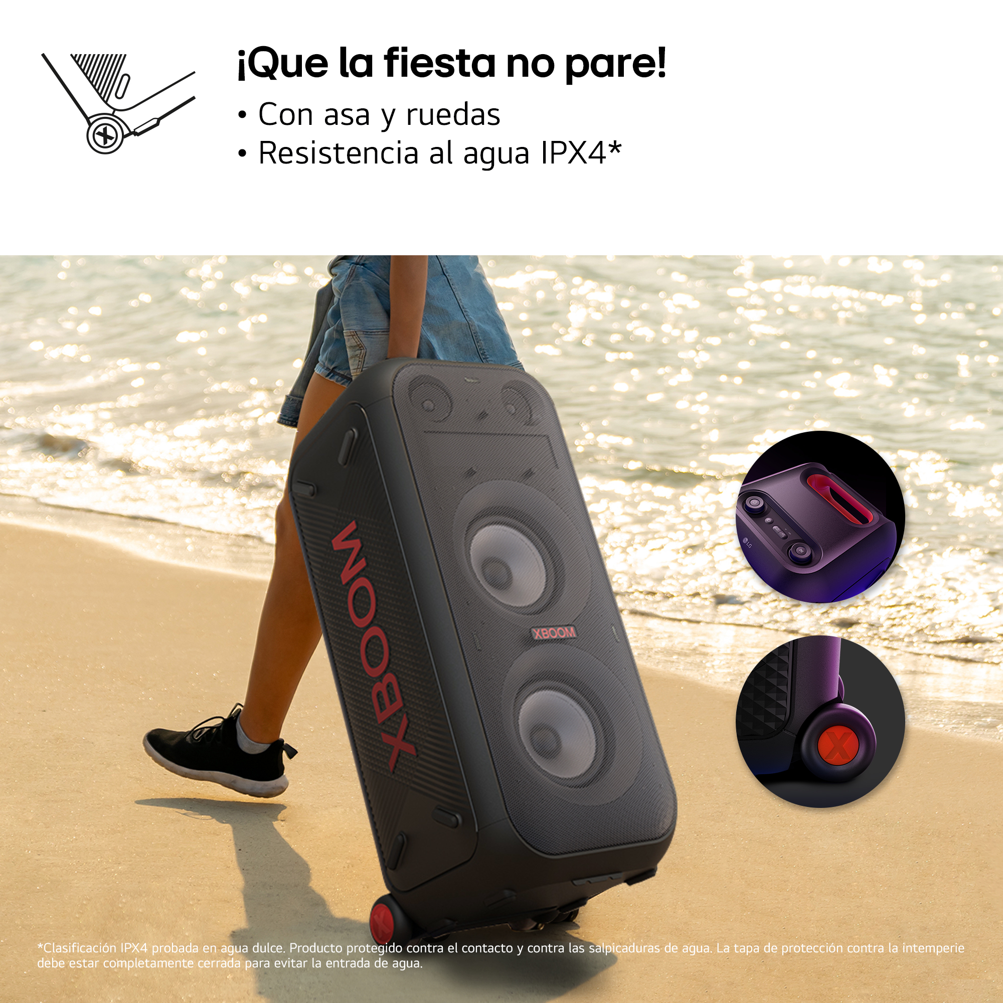 Persona caminando en la playa tirando de un altavoz con ruedas.