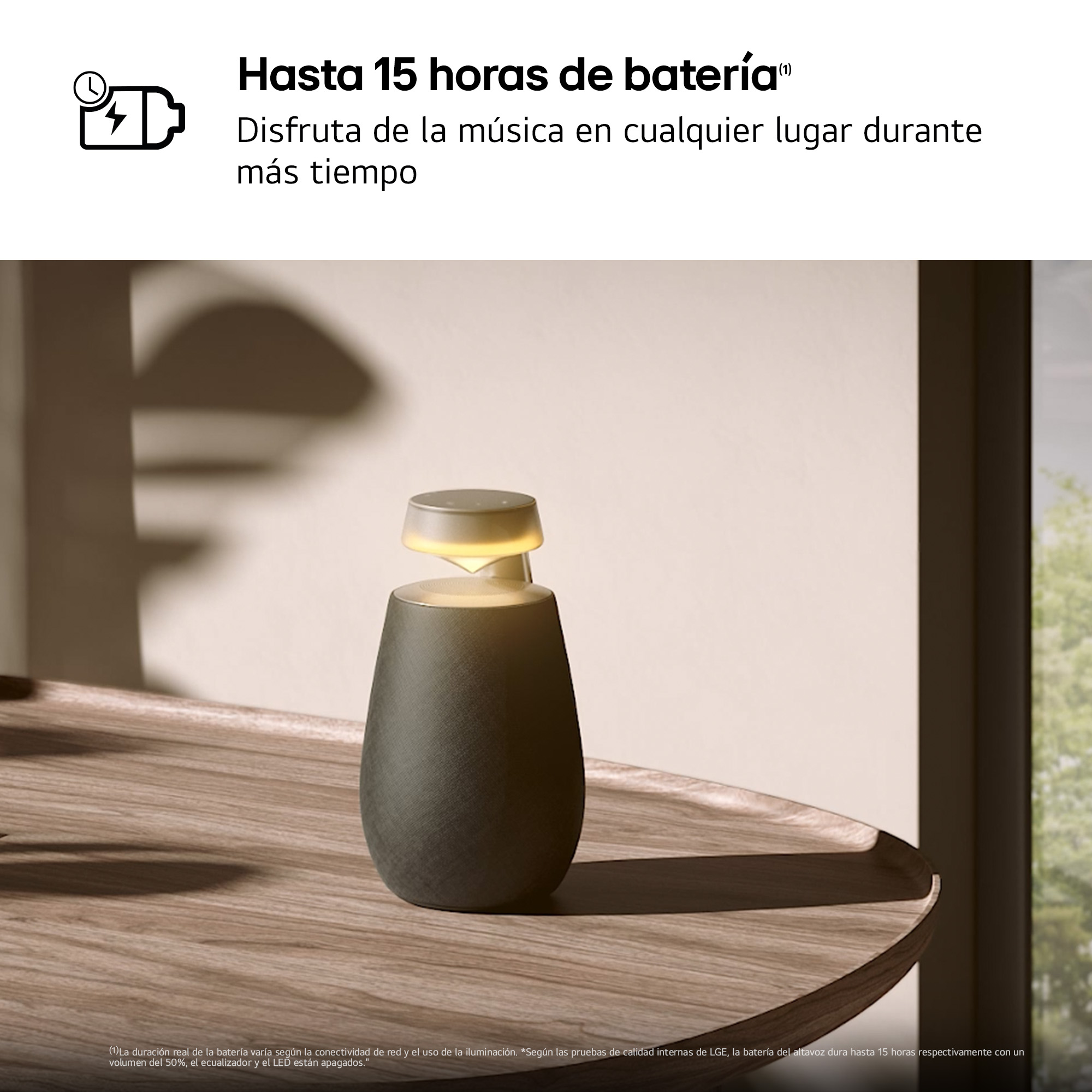 Un altavoz en una mesa de madera con una luz encima. Hay texto sobre la duración de la batería.