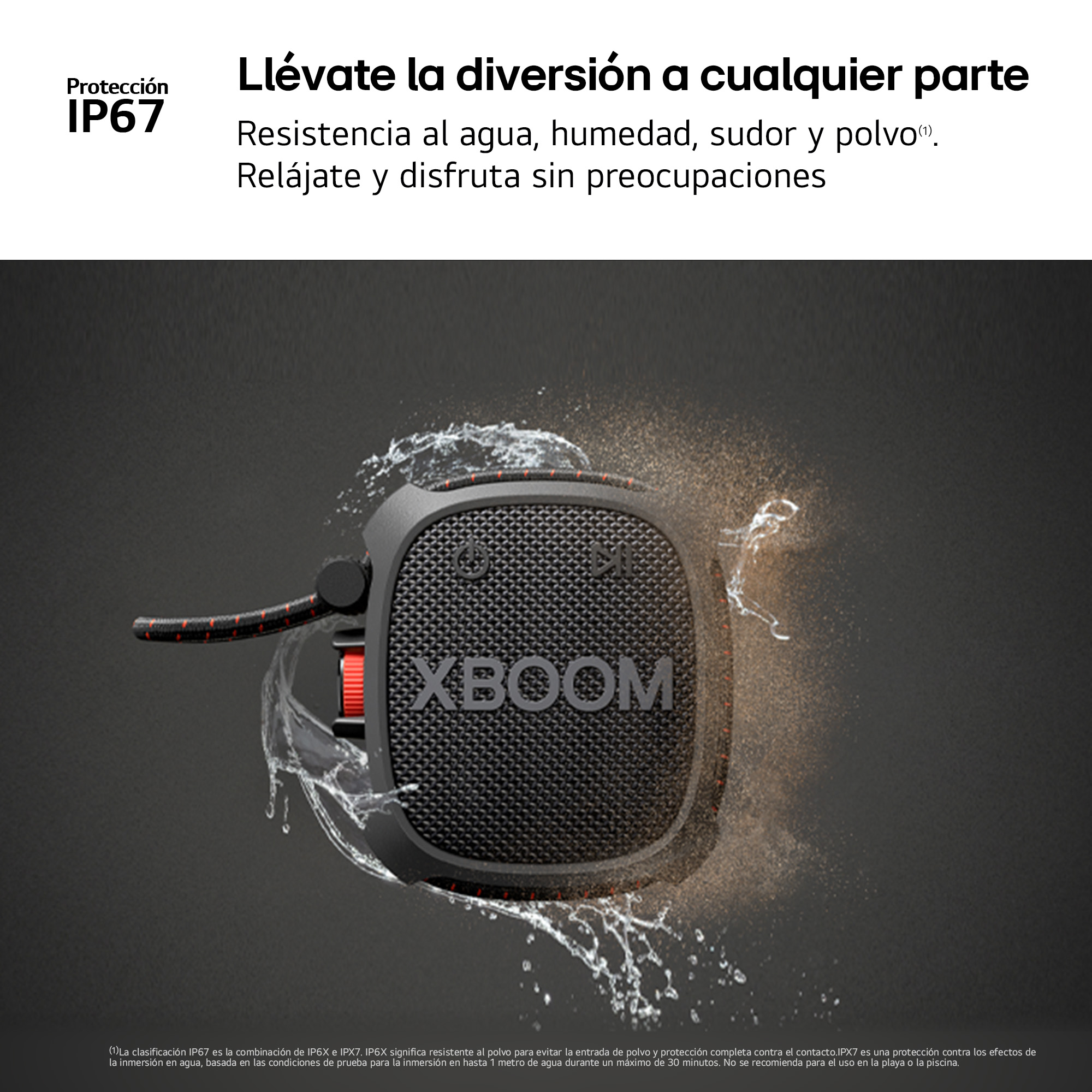 Altavoz XBOOM negro con efecto de salpicaduras de agua. Fondo negro con texto y logo.