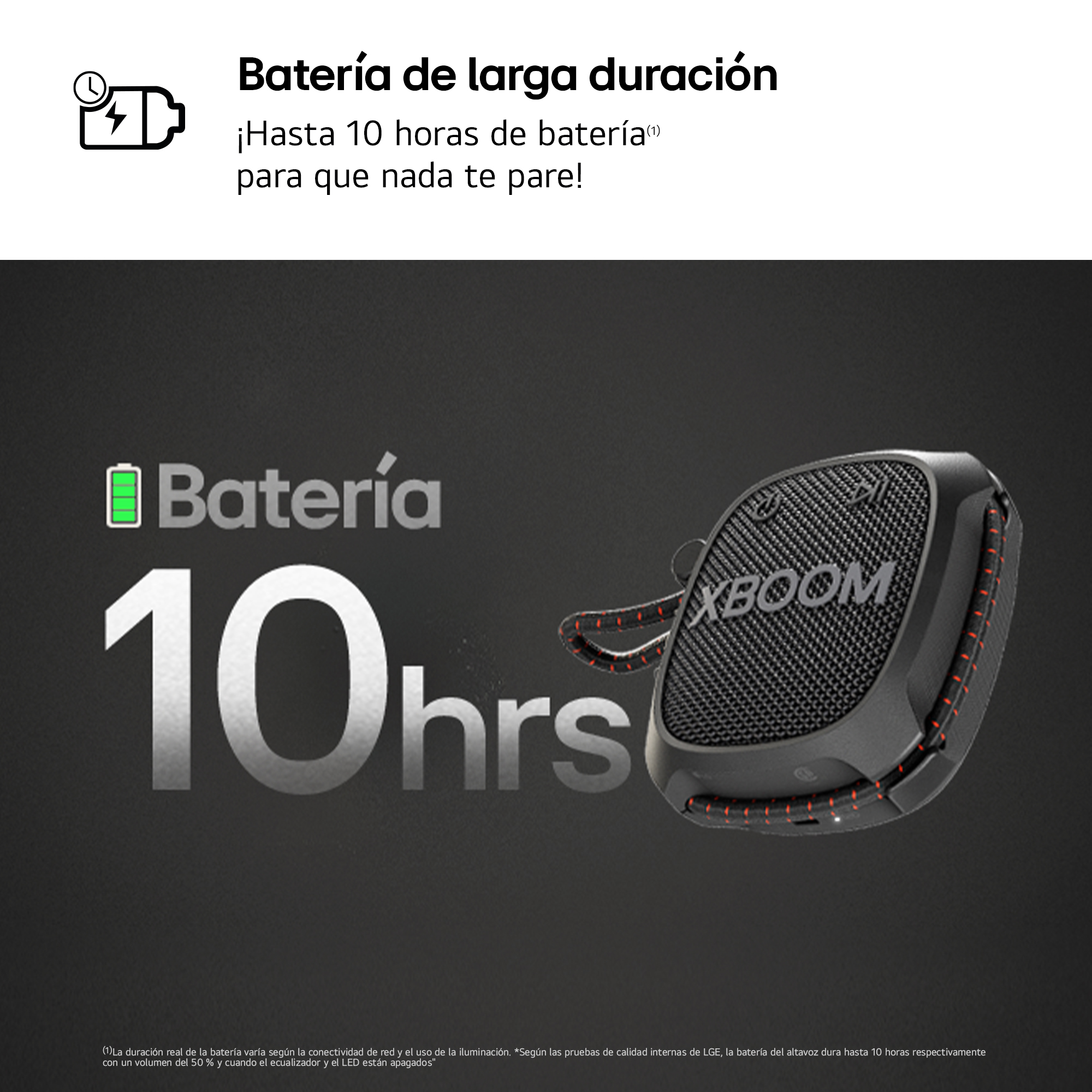 Altavoz negro con detalles rojos, texto blanco sobre fondo negro. Muestra información de la batería.