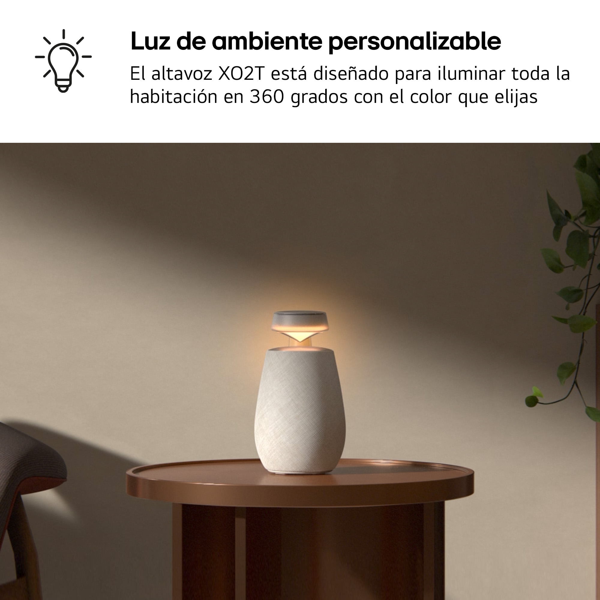 Altavoz moderno con luz arriba, con luz ambiental y una mesa.
