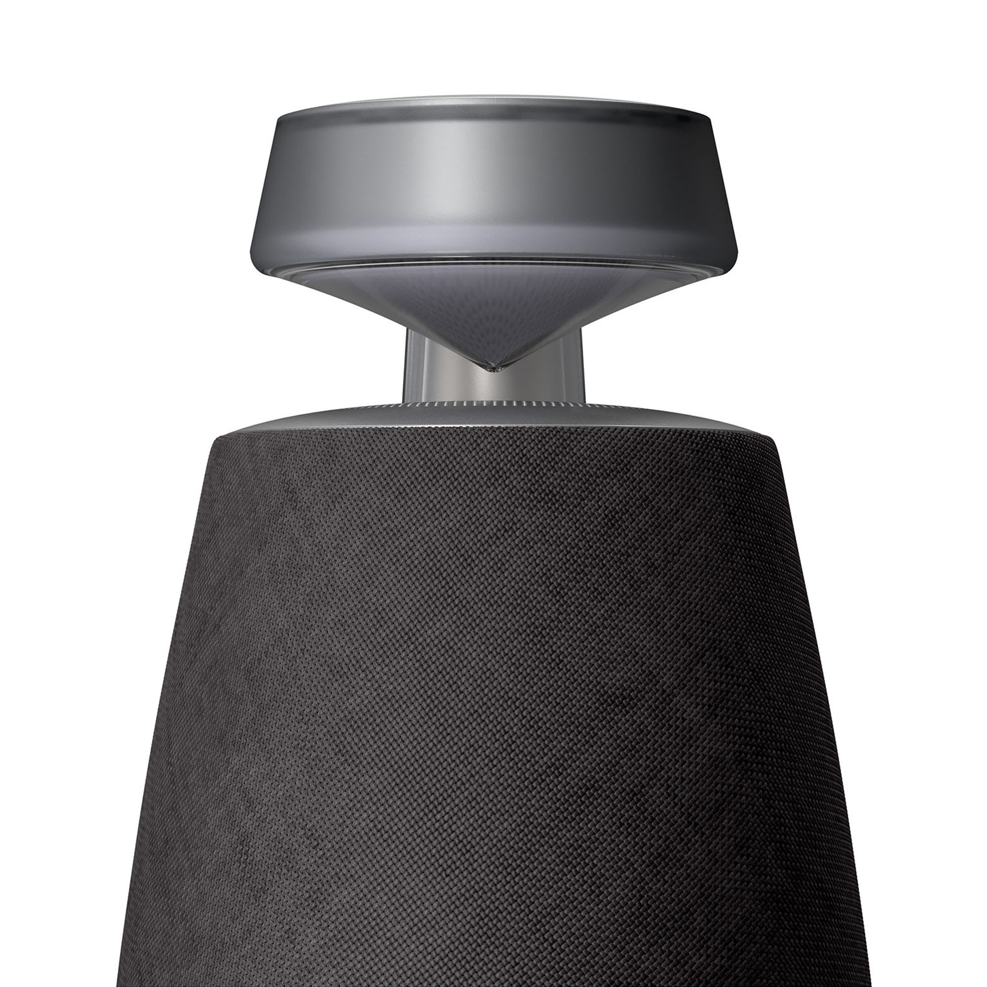 Un altavoz alto, gris oscuro, con la parte superior plateada, fondo blanco.