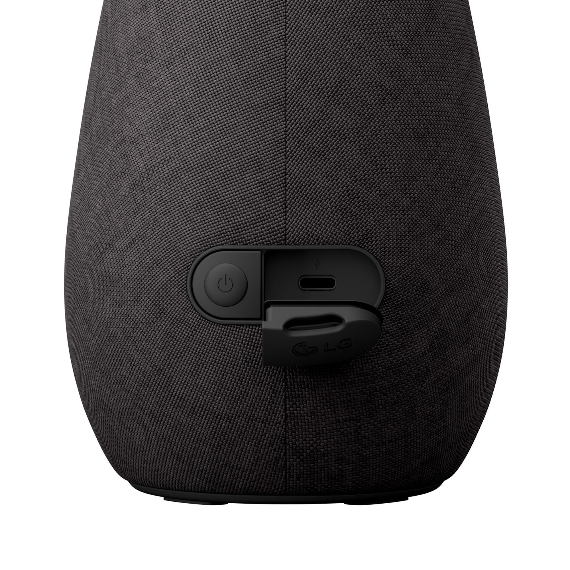Altavoz LG negro con botón de encendido, puerto USB-C y fondo negro.