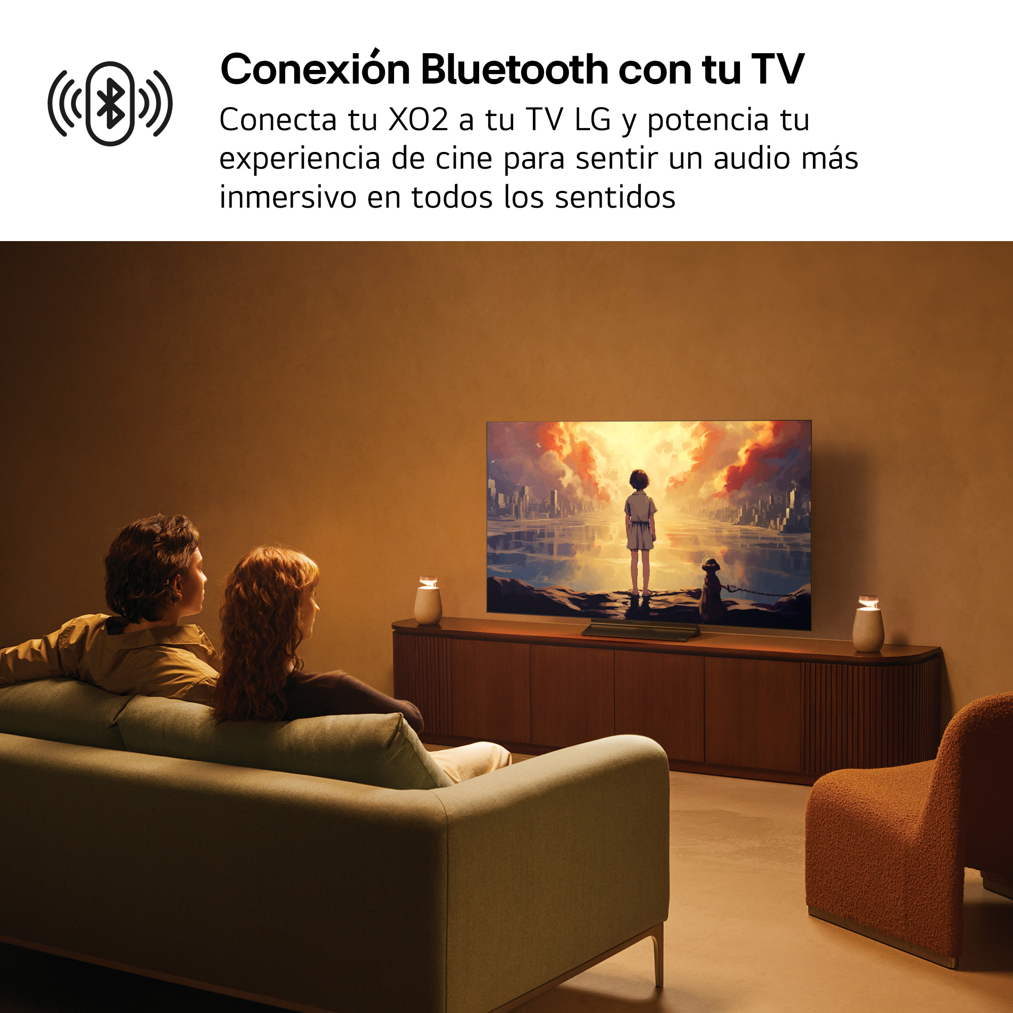Pareja sentada en un sofá, viendo la televisión, con dispositivos de audio a los lados.