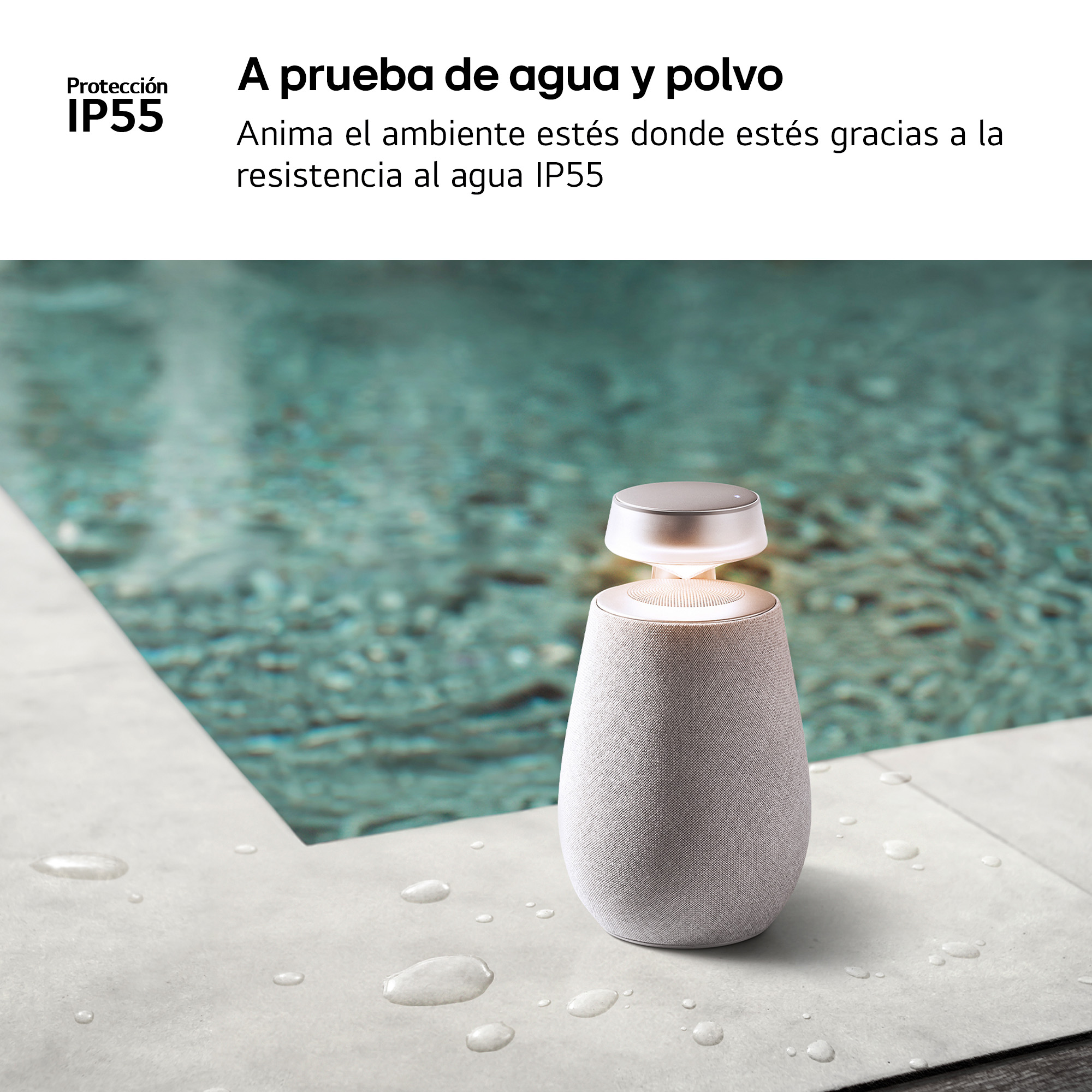 Un altavoz blanco y gris junto a una piscina. Texto: IP55 a prueba de agua y polvo.