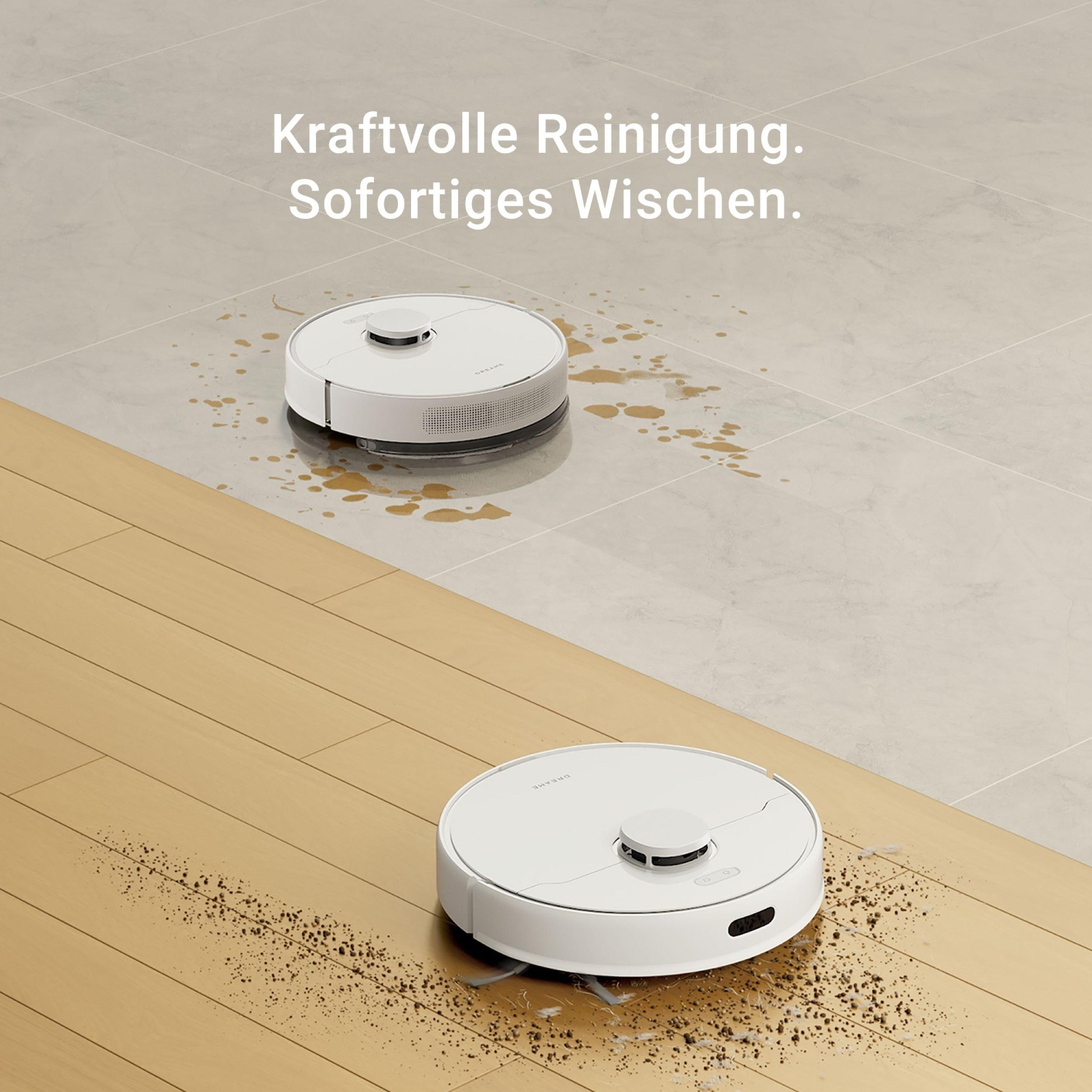 Zwei Roboter-Staubsauger reinigen einen Raum, einer auf Fliesen mit Flüssigkeitsverschüttungen, der andere auf Holz mit Ablagerungen.