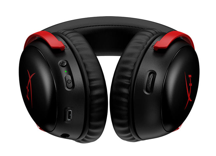 Czarne i czerwone słuchawki z logo HyperX, widok z góry. Widoczny przycisk zasilania.