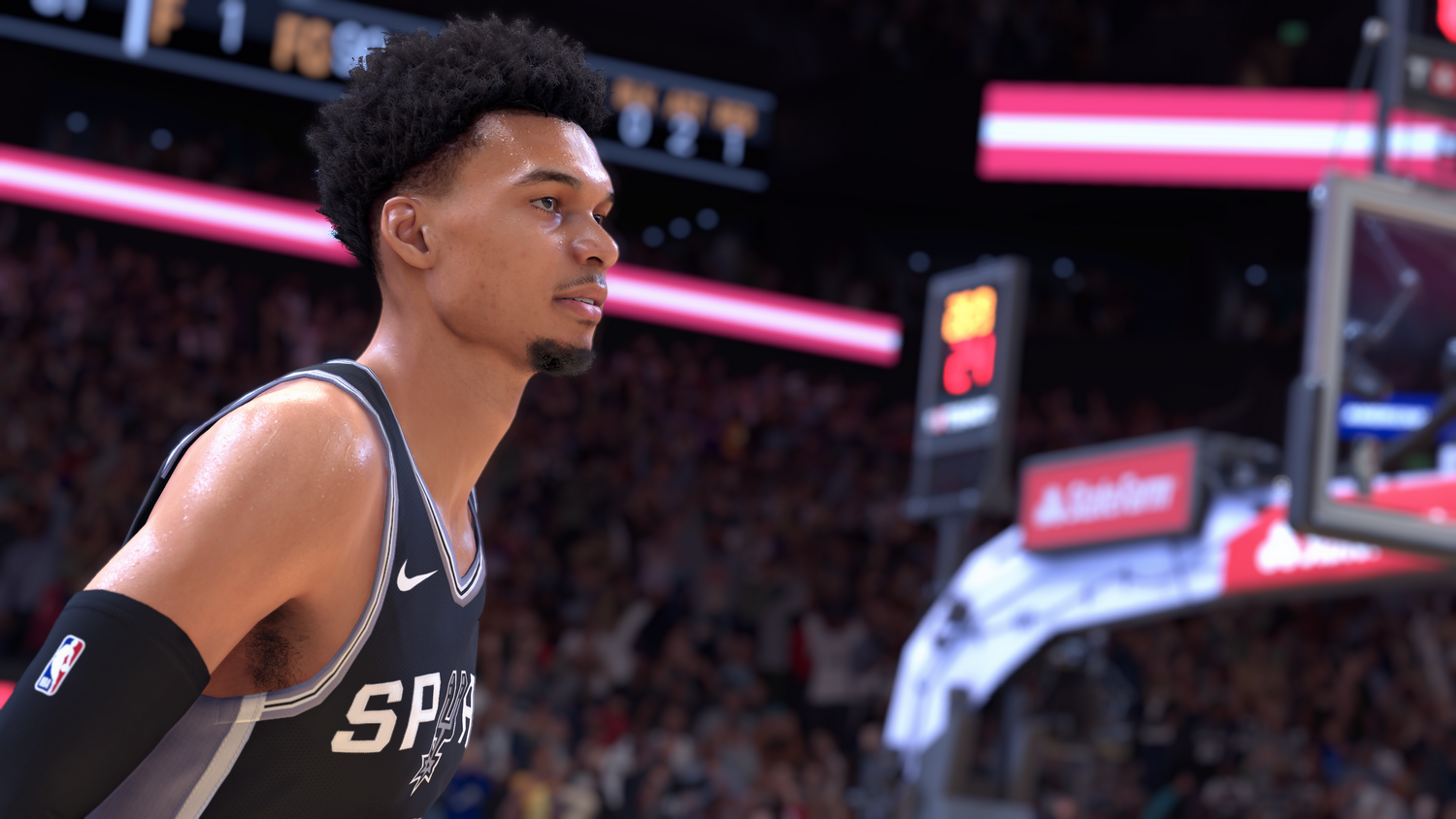 Un jugador de baloncesto con una camiseta de los Spurs parece concentrado en el juego.
