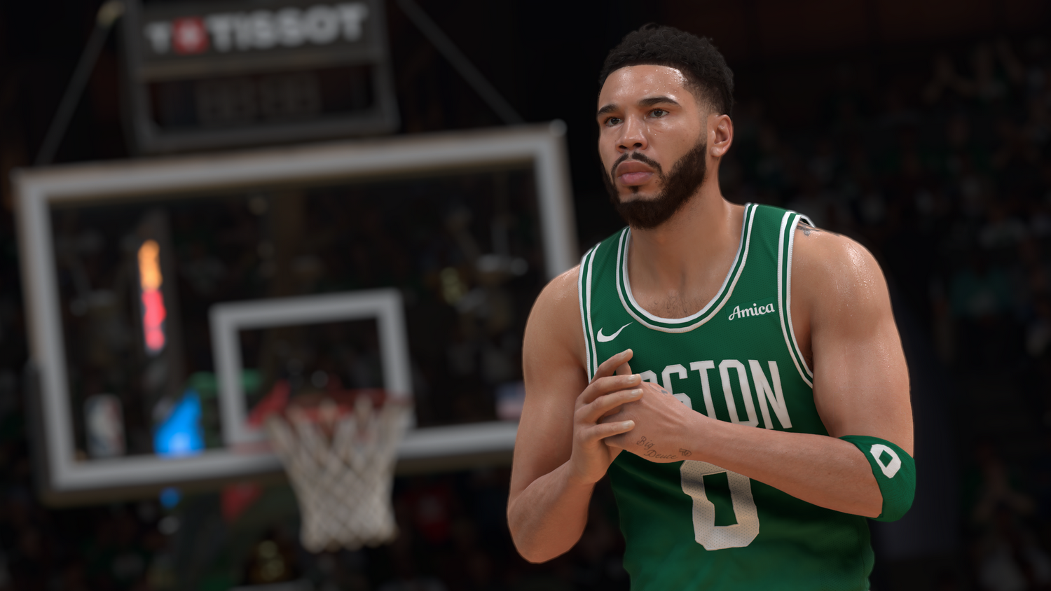 Un jugador de baloncesto, con un uniforme verde de los Boston Celtics, de pie en la cancha, concentrado.