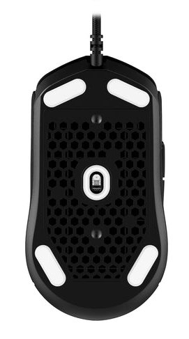 Spód czarnej myszy do gier z wycięciami, białymi podkładkami i kablem USB.