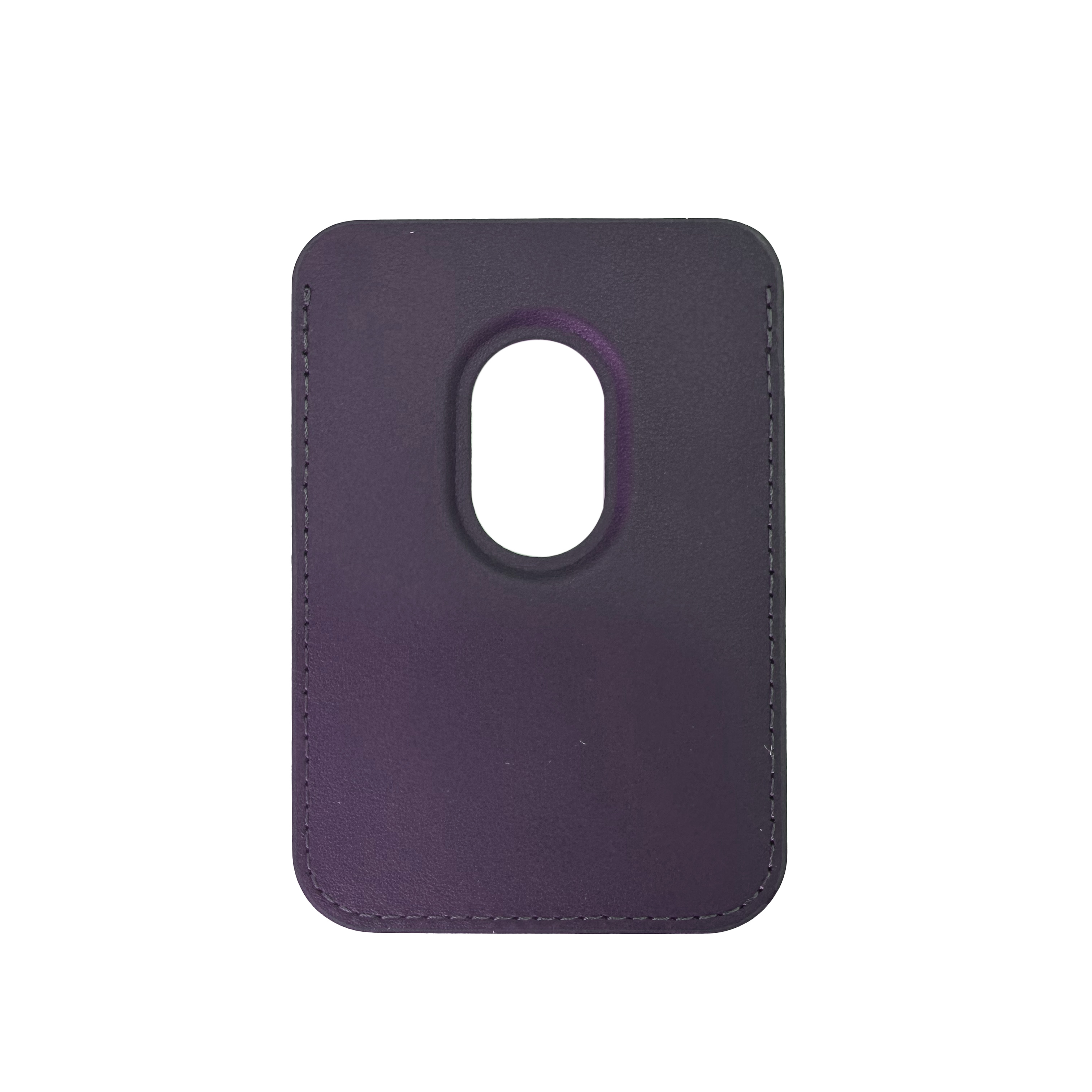 Funda de teléfono morada con un recorte. Bordes cosidos. Fondo blanco.