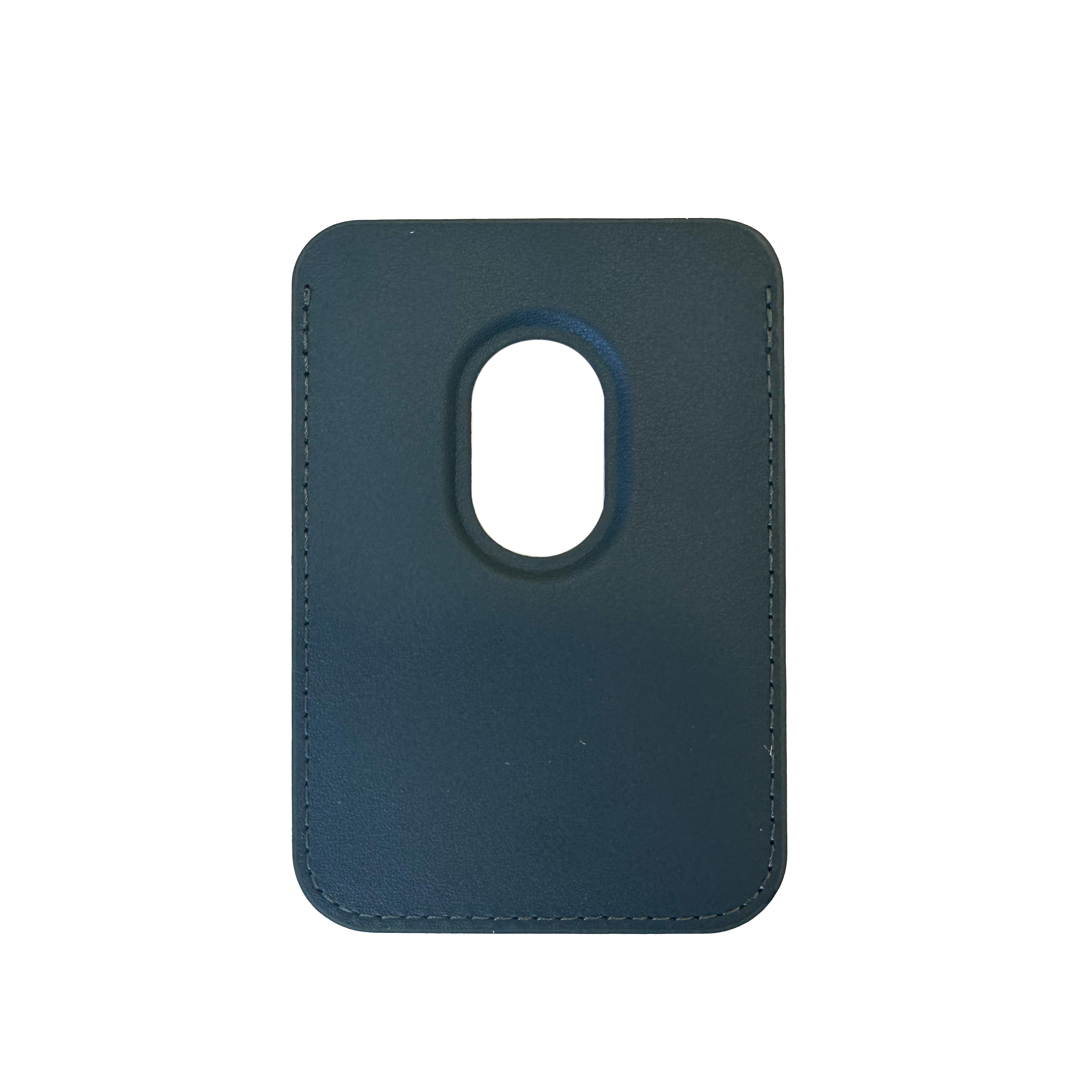 Funda de teléfono de cuero azul oscuro con un recorte. Bordes cosidos, fondo liso.
