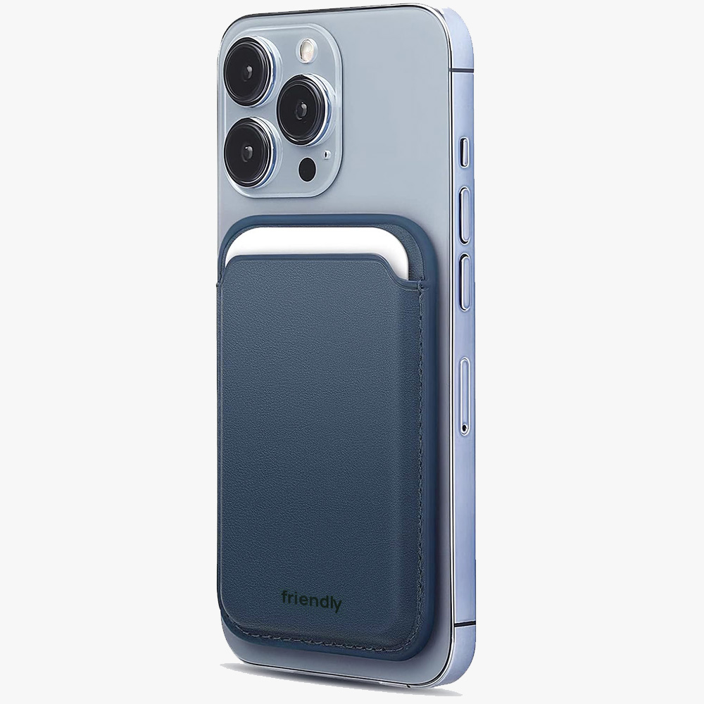 iPhone con una cartera azul marino adjunta. La cartera tiene una tarjeta blanca dentro y la palabra 'friendly'.