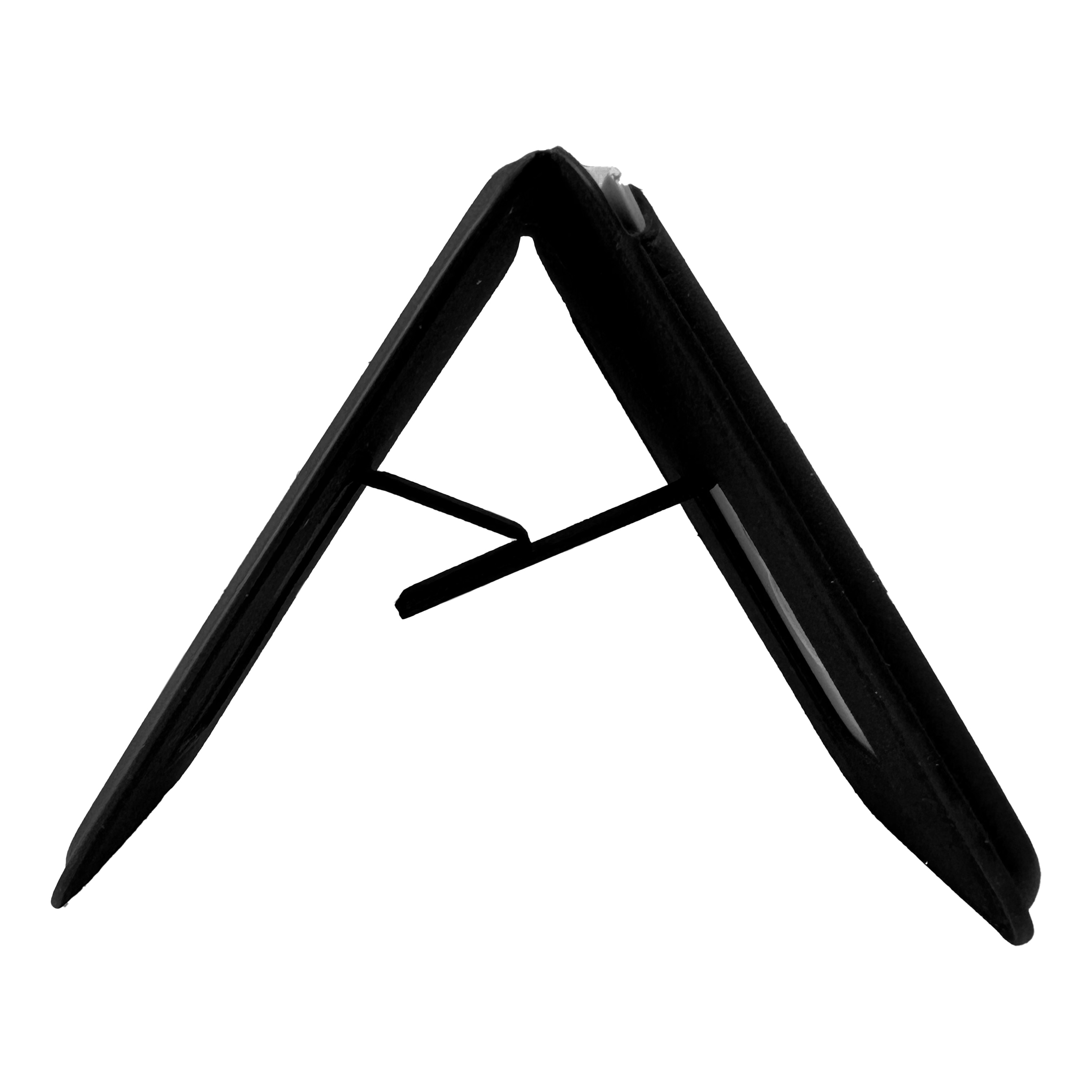 Una funda de teléfono negra, doblada en forma triangular, de pie sobre un fondo blanco.