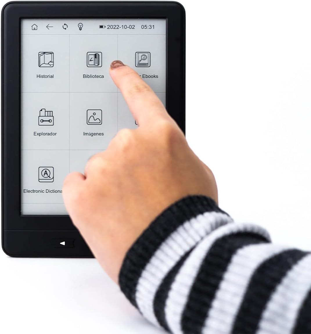Mano tocando pantalla de tableta con iconos de aplicaciones, manga a rayas blanco y negro.