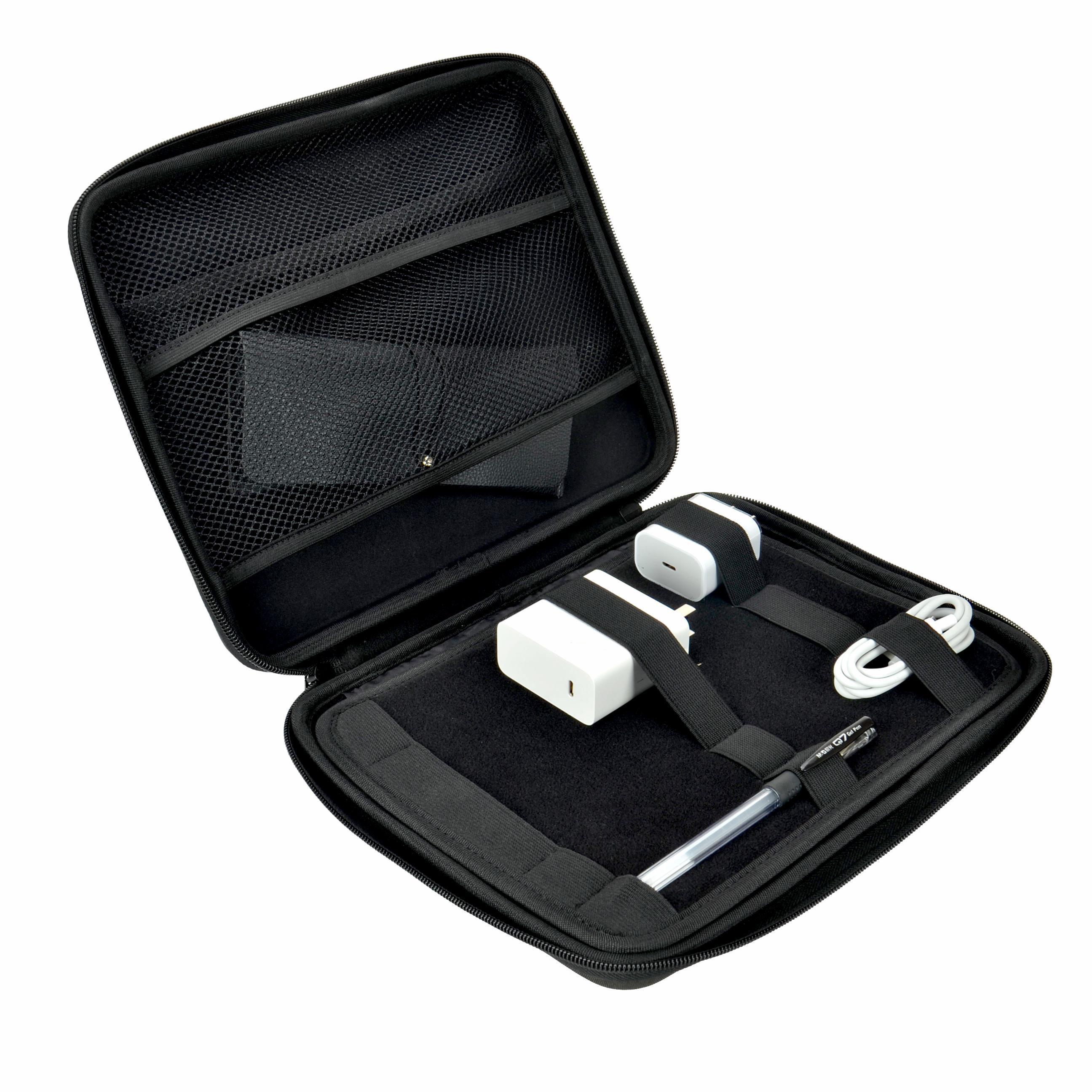 Schwarze Reisetasche, geöffnet, um Tablet, Ladegeräte und einen Stift zu zeigen, weißer Hintergrund.